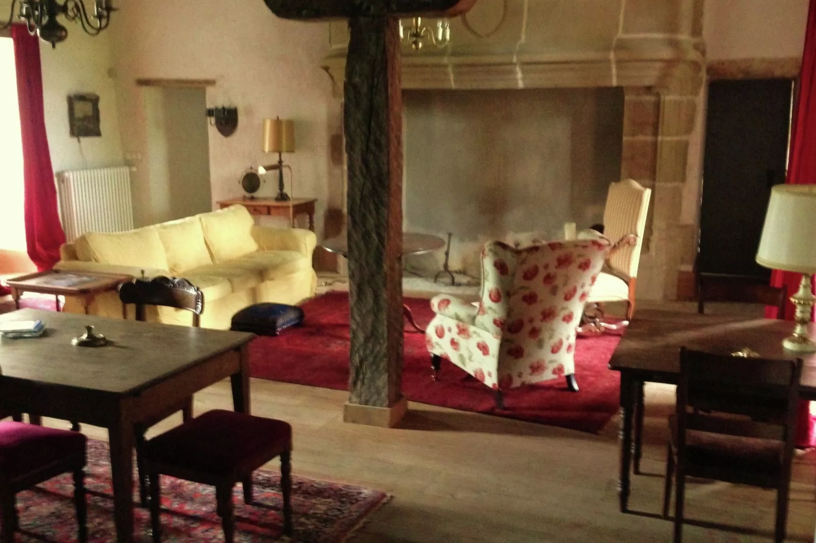 Un château en bordure de rivière-Living room
