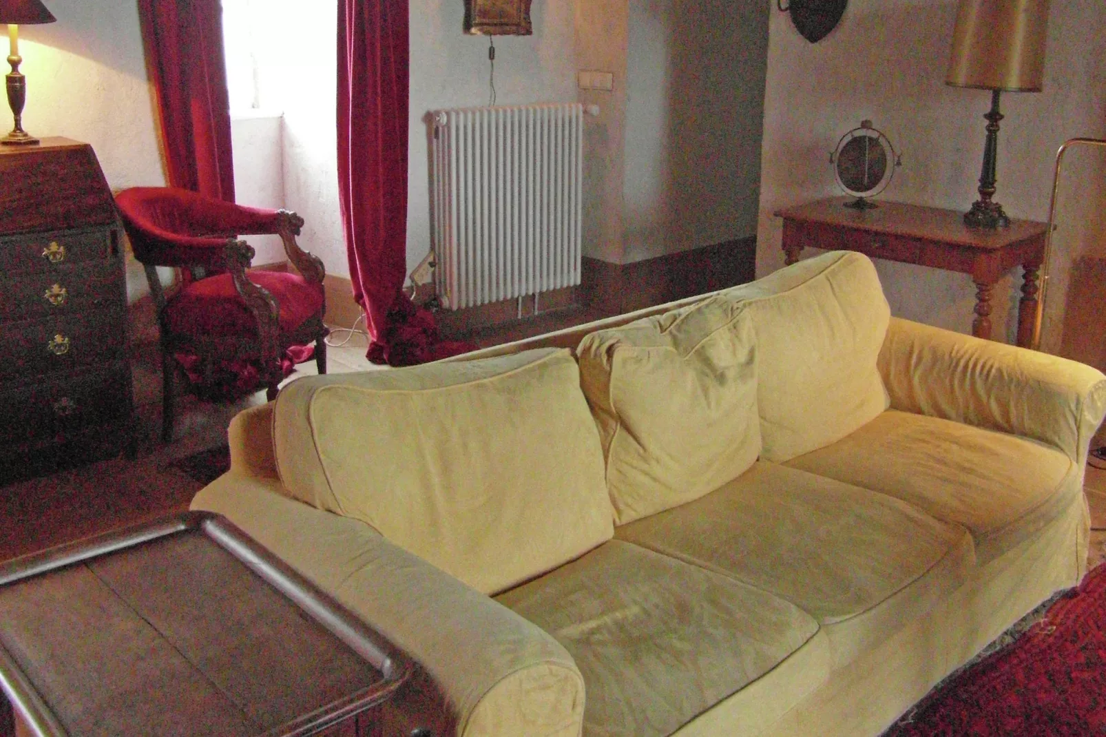 Un château en bordure de rivière-Living room