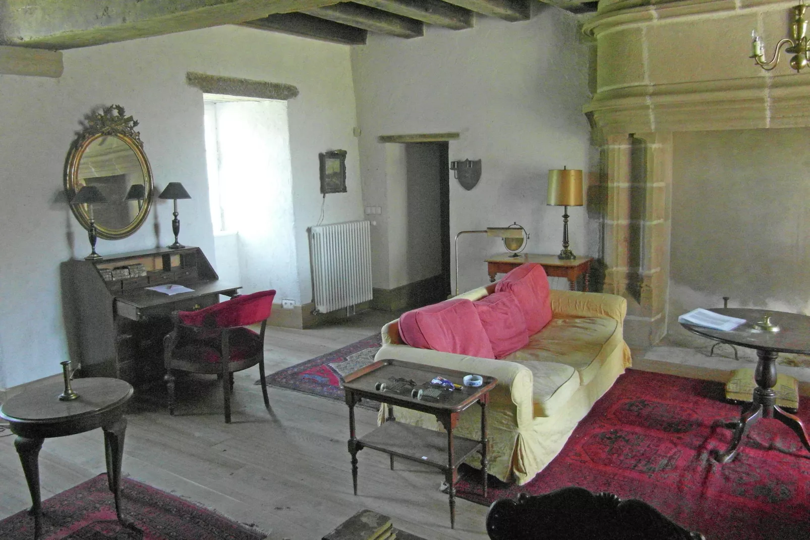 Un château en bordure de rivière-Living room