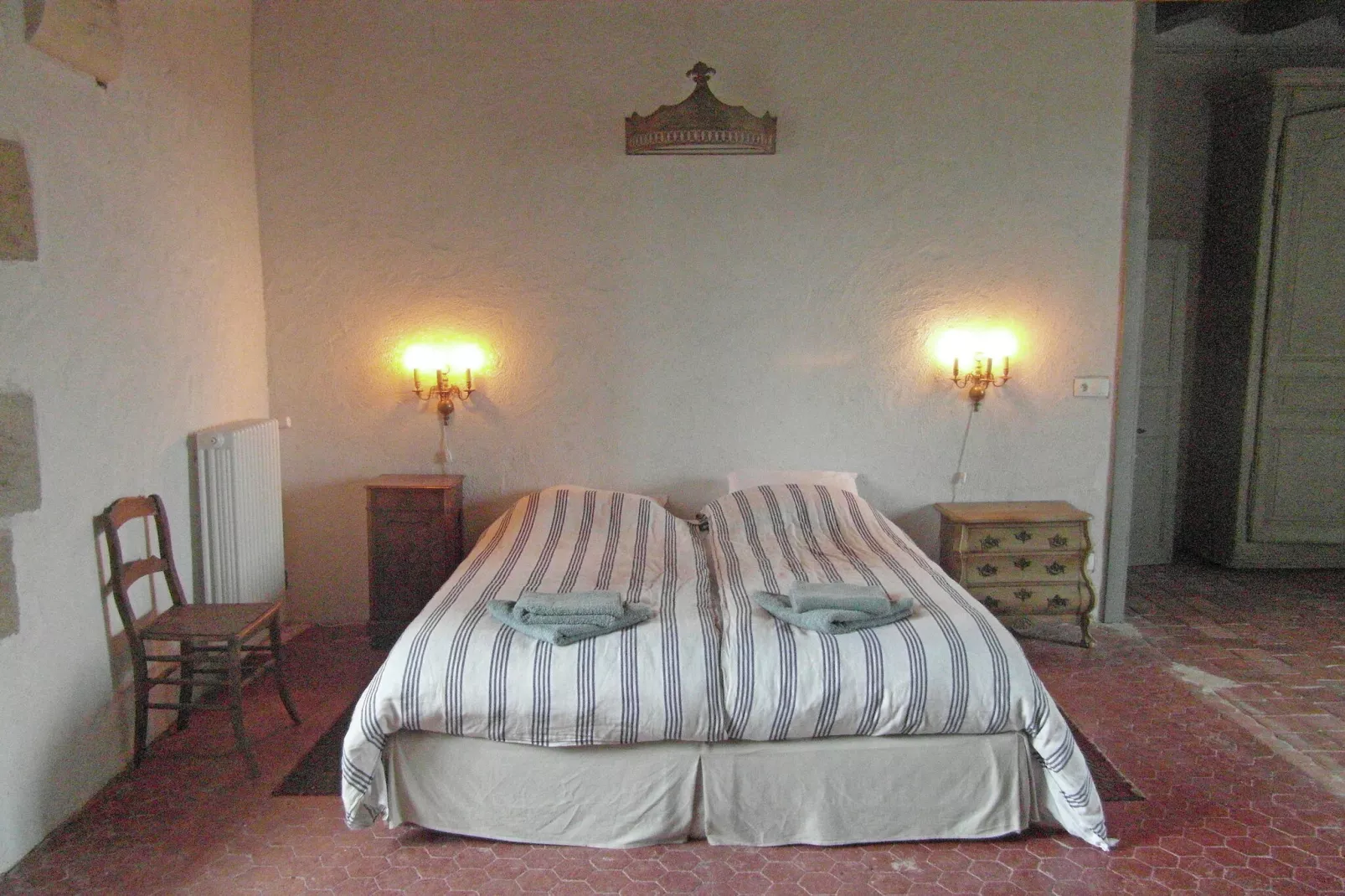 Un château en bordure de rivière-Bedroom