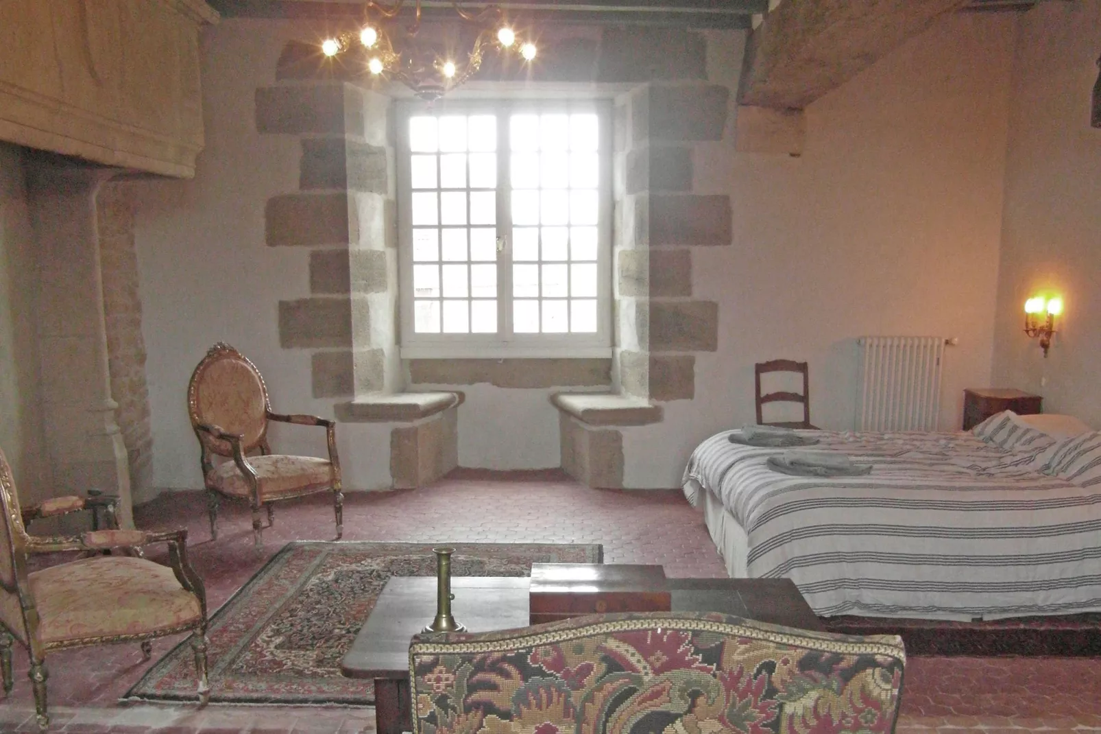 Un château en bordure de rivière-Bedroom