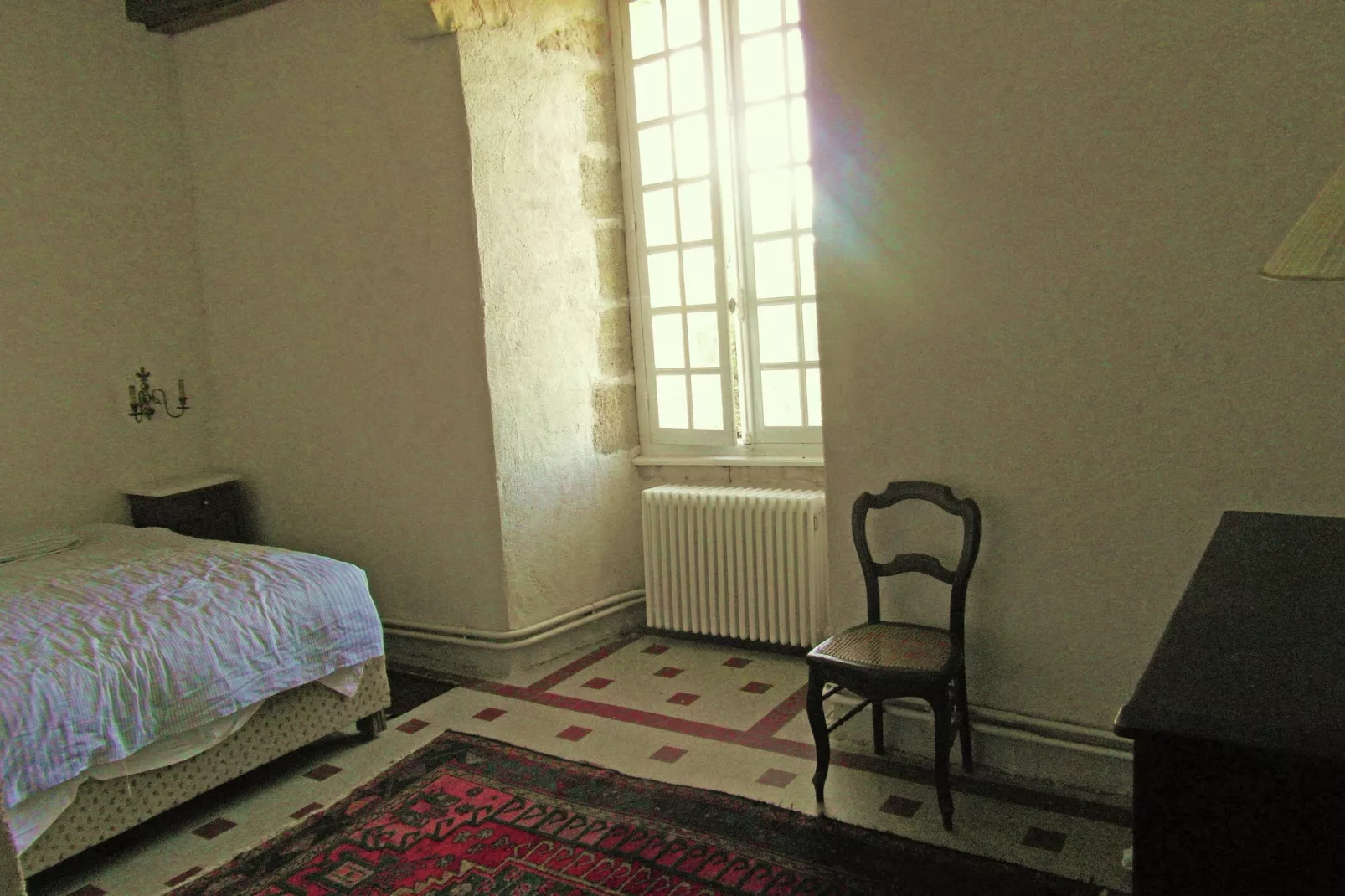 Un château en bordure de rivière-Bedroom