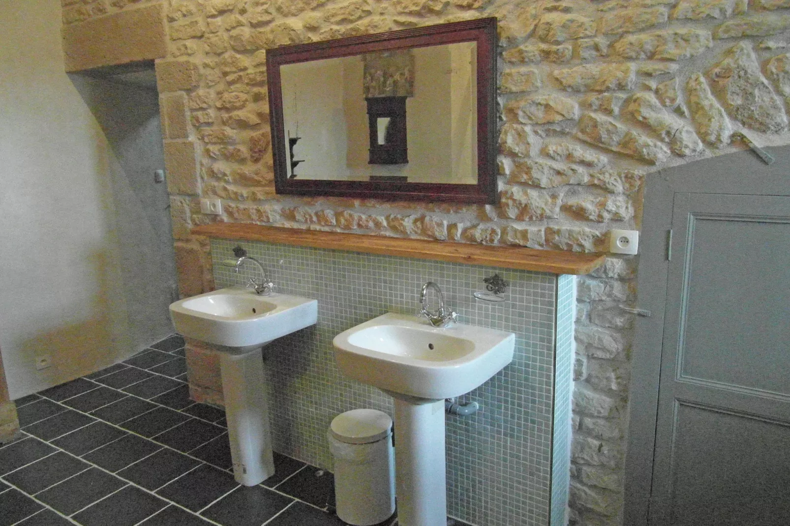 Un château en bordure de rivière-Bathroom