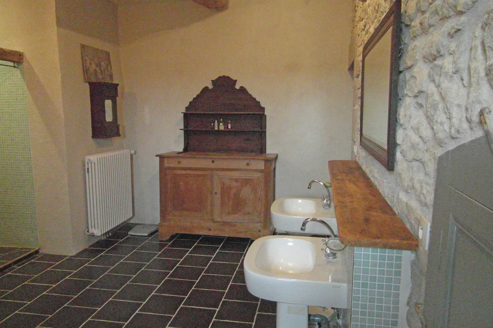 Un château en bordure de rivière-Bathroom