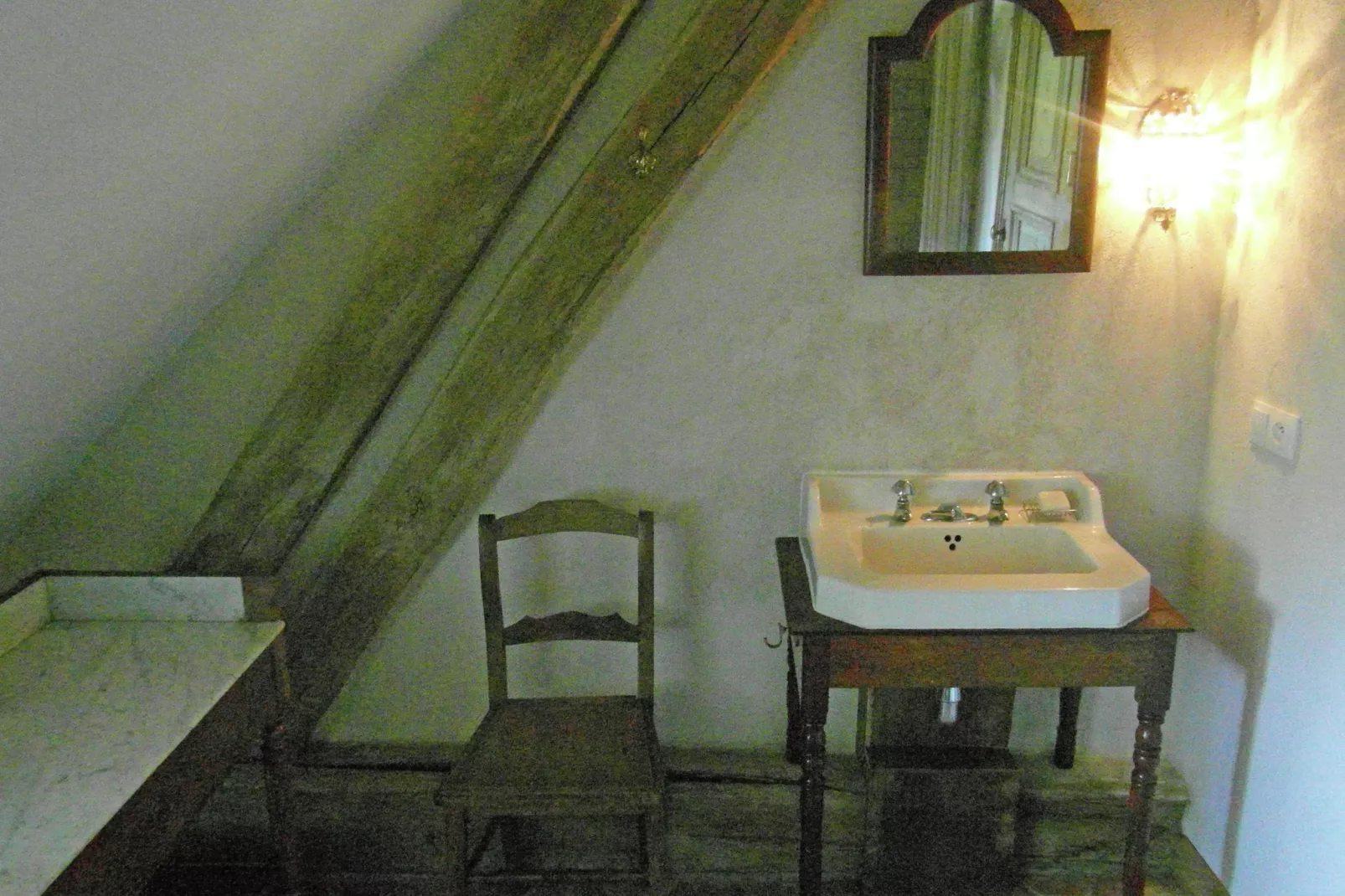 Un château en bordure de rivière-Bathroom