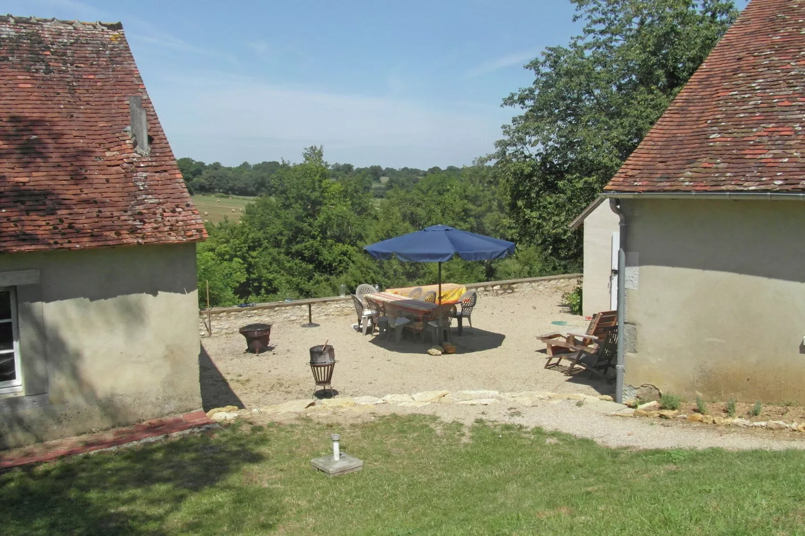 Un château en bordure de rivière-Gardens summer