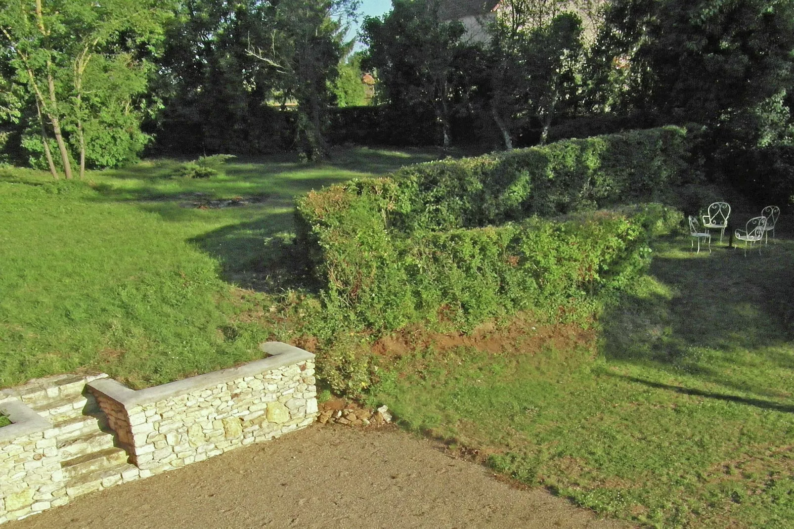 Un château en bordure de rivière-Terrace balcony