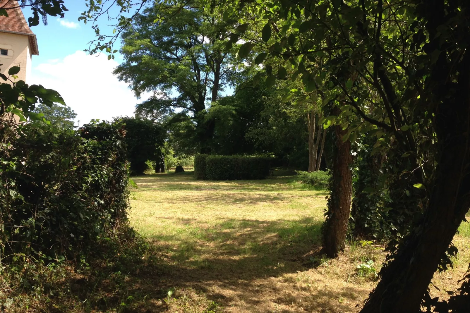 Un château en bordure de rivière-Gardens summer