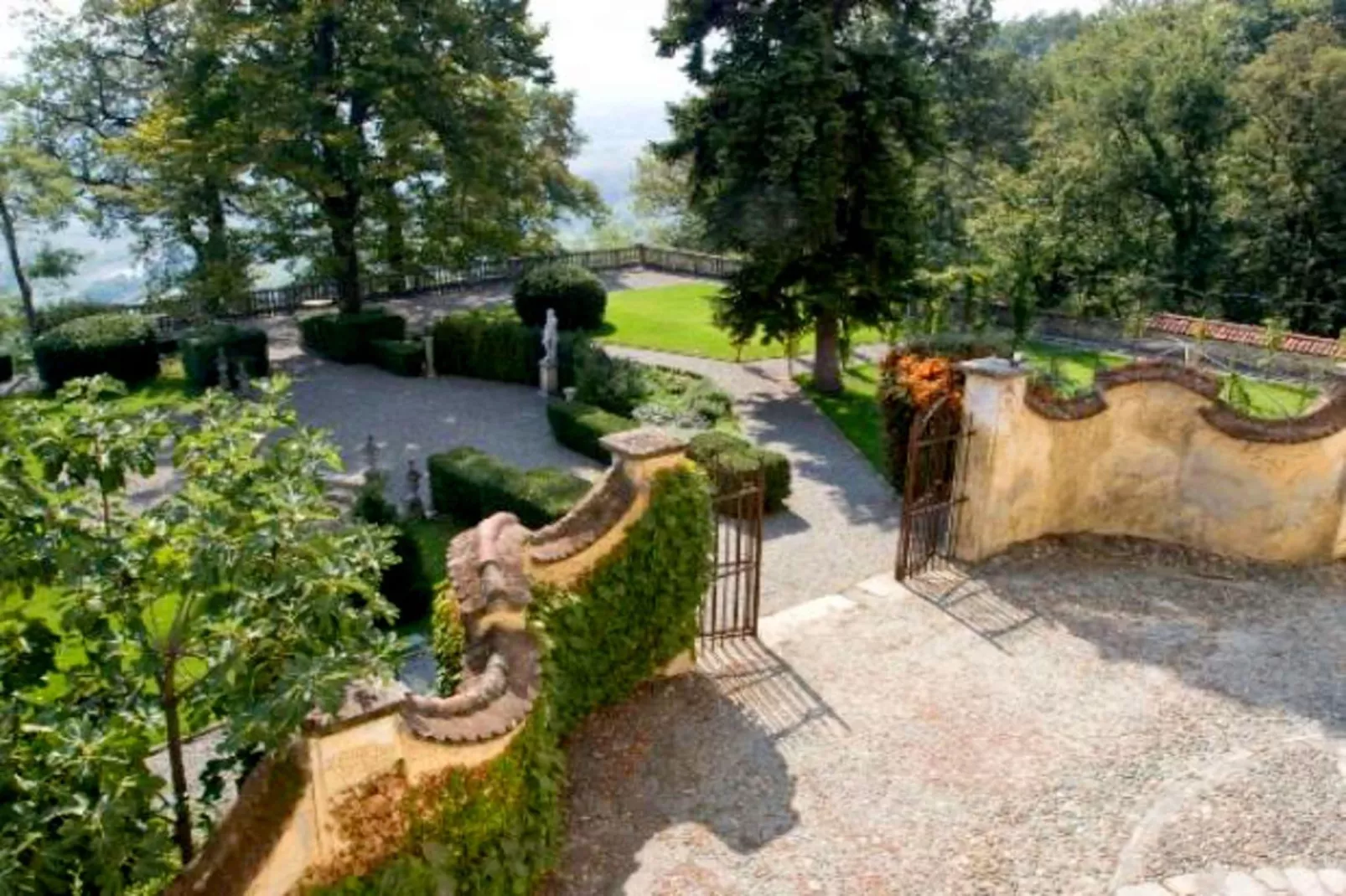 Castello Grimalda - Le Torrette-Gardens summer