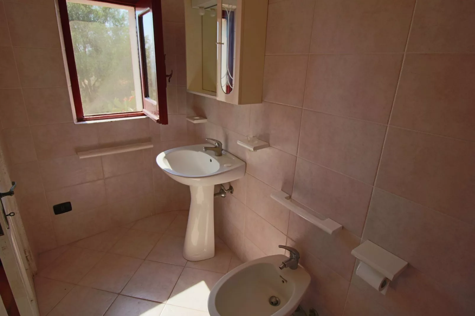 Limoni-Bathroom
