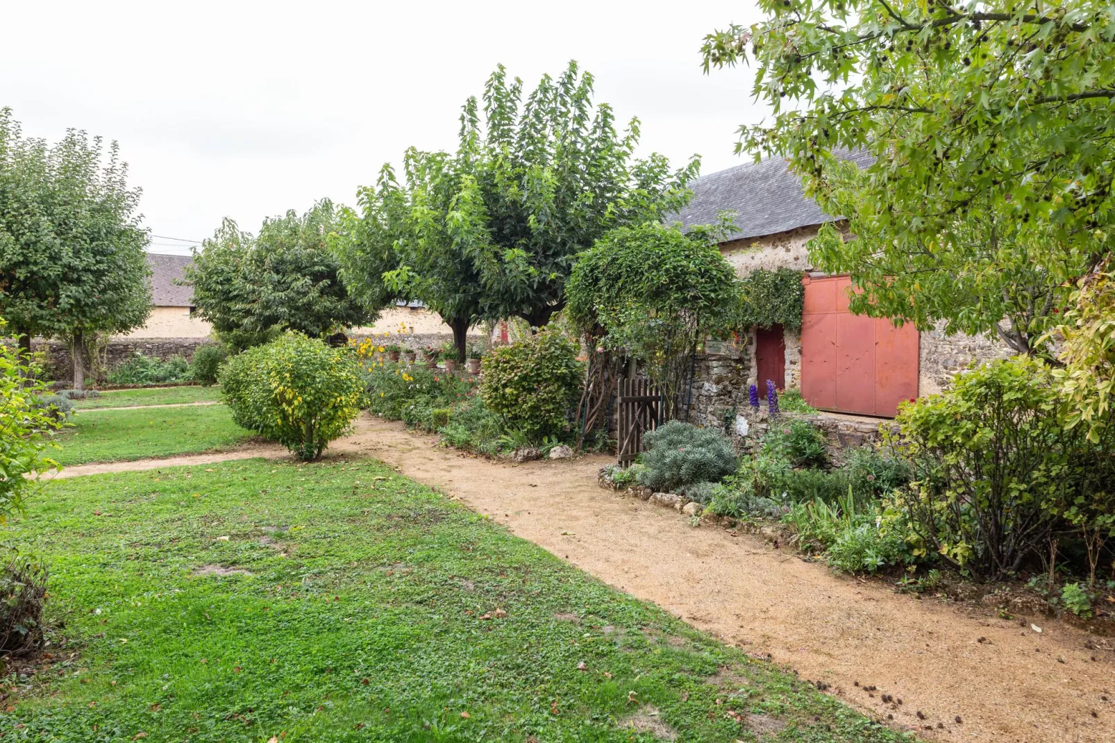 Maison de vacances St Laurent des Mortiers-Gärten Sommer