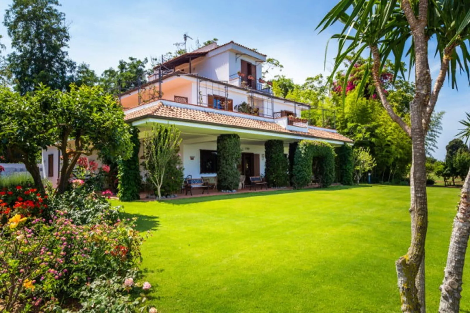 Villa Conte-Exterior summer