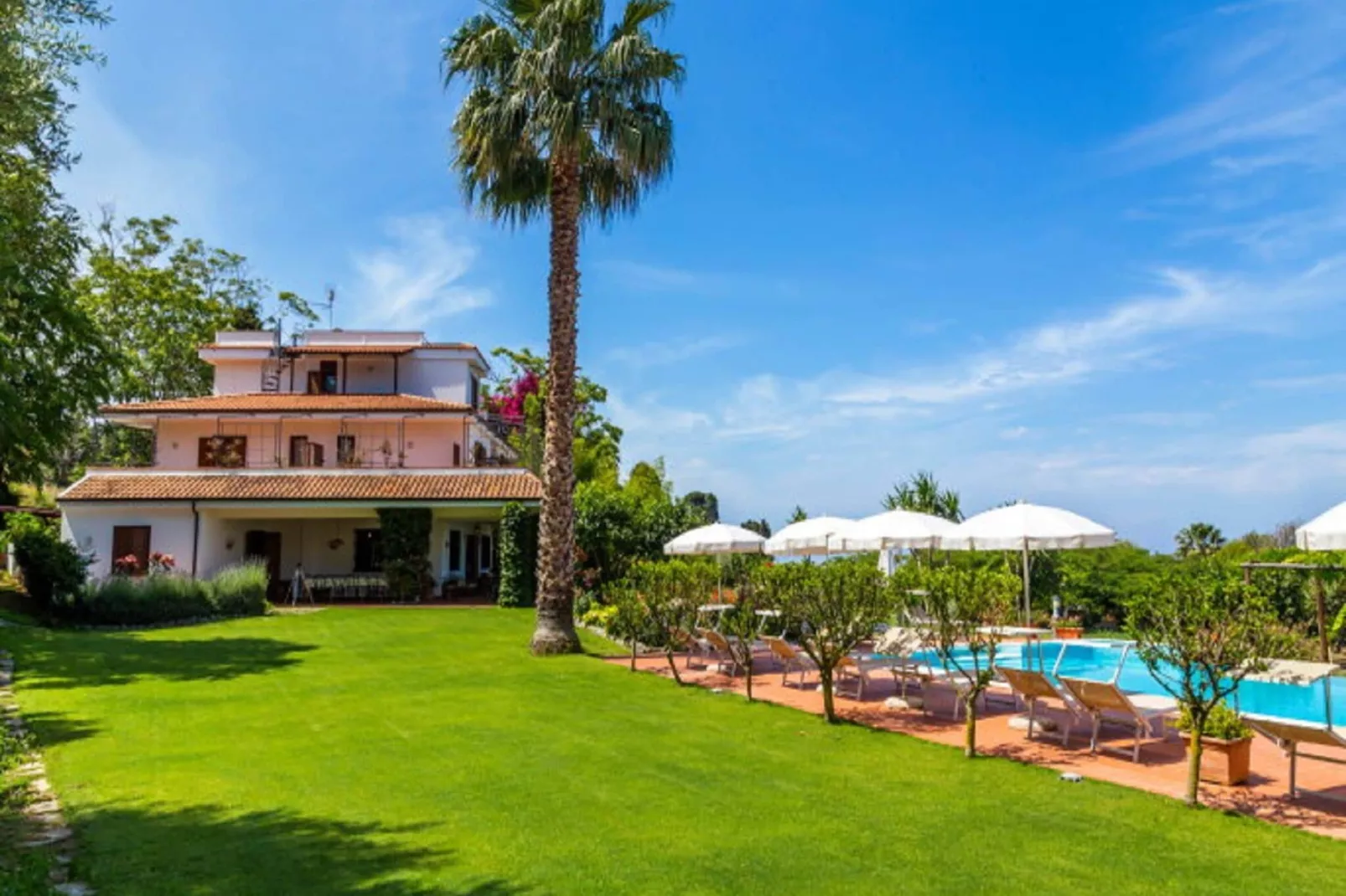 Villa Conte-Exterior summer