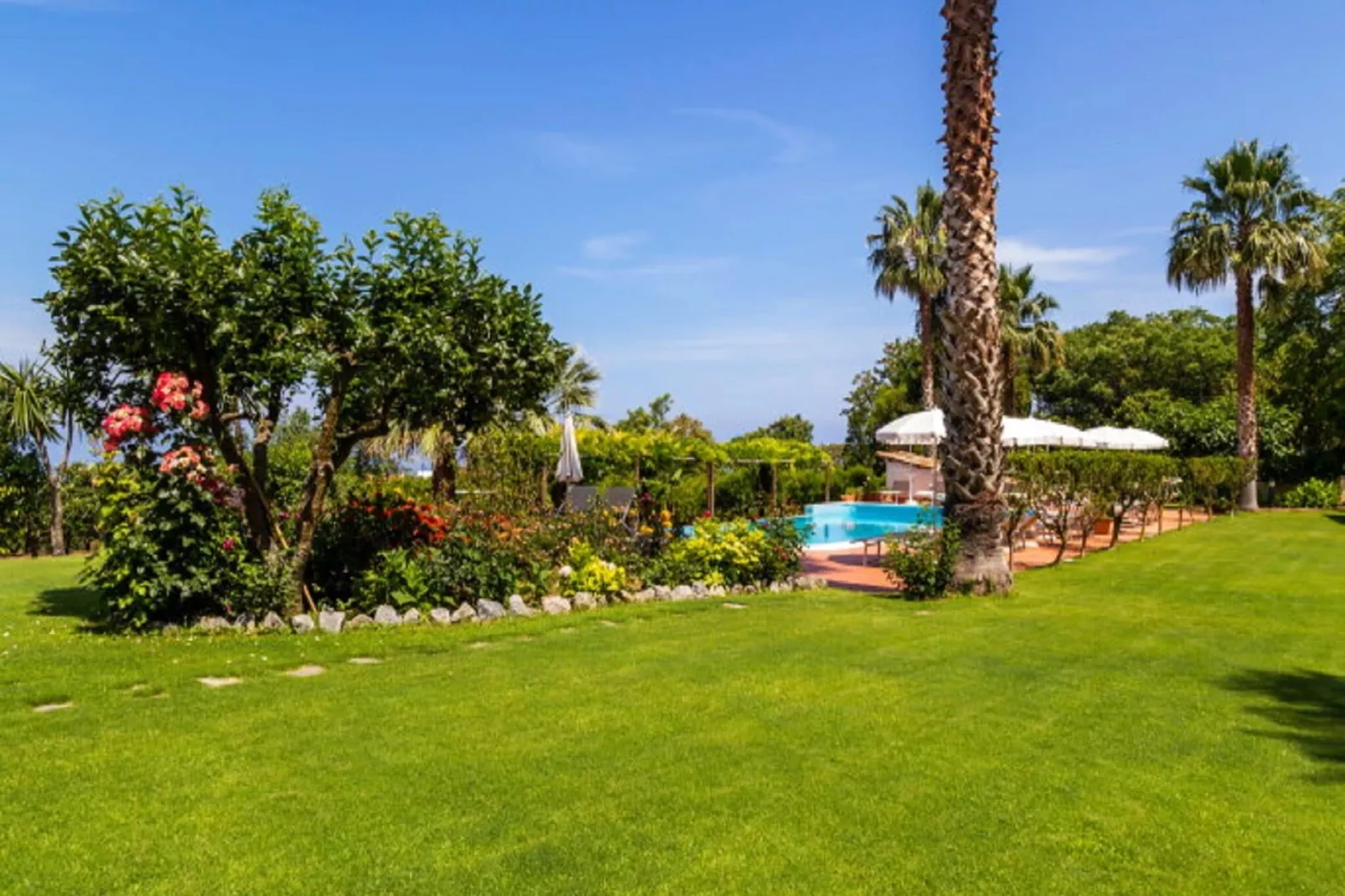 Villa Conte-Gardens summer
