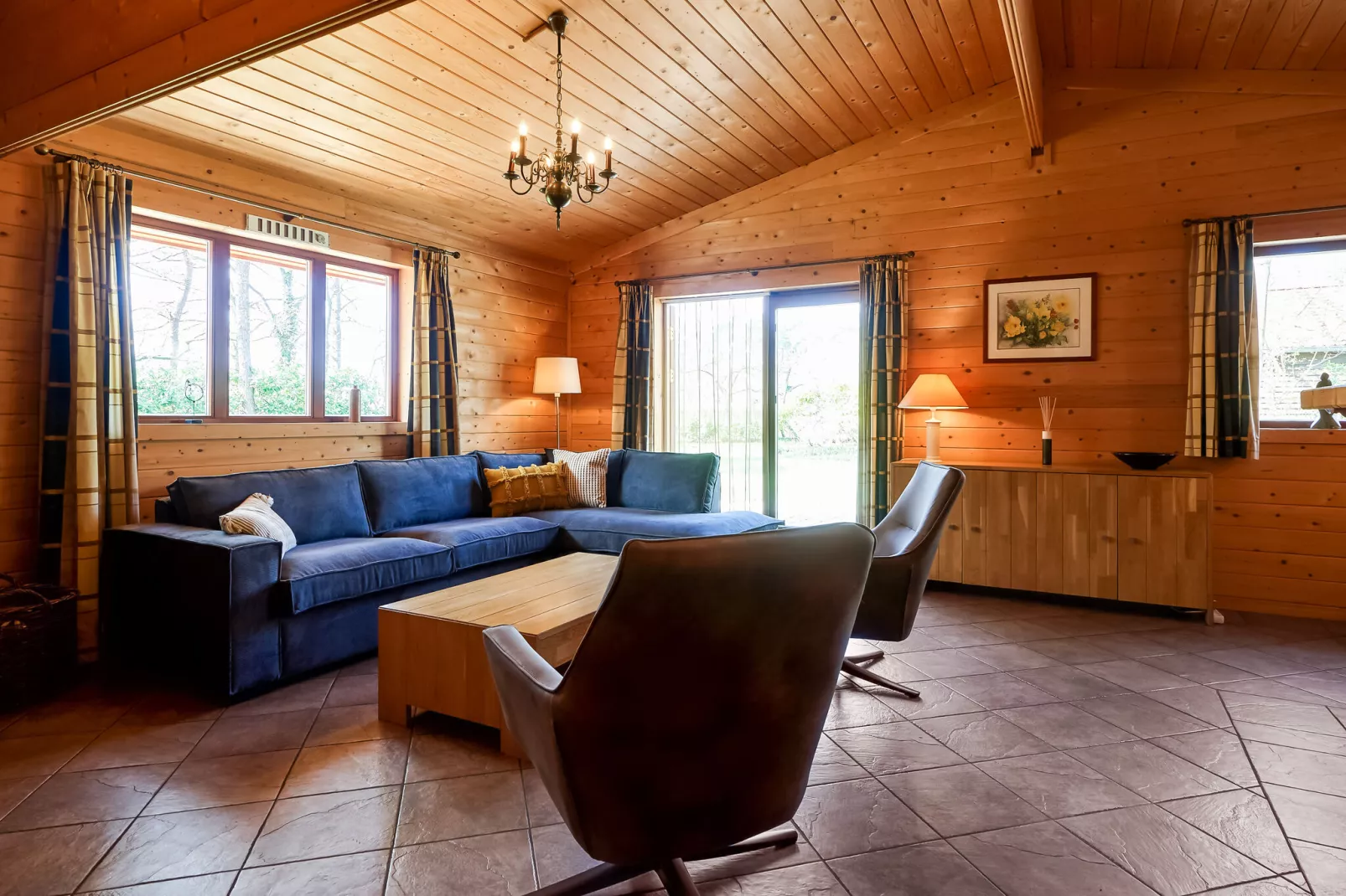 Finse Bungalow in Holten-Living room