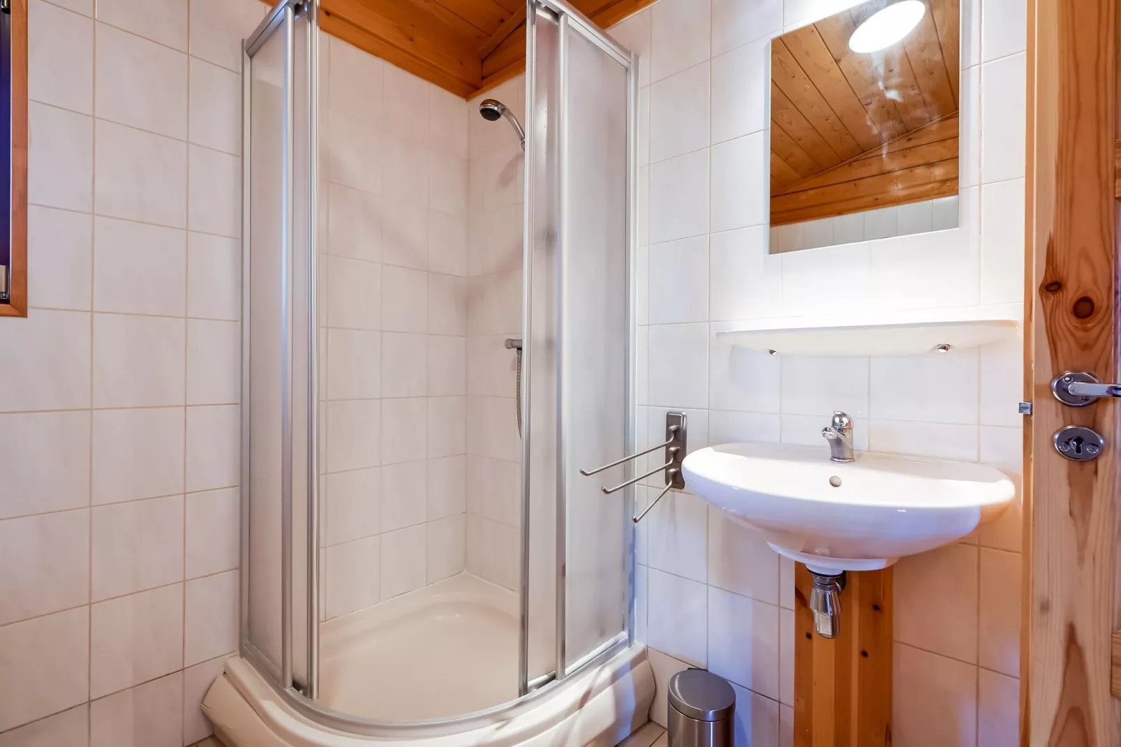 Finse Bungalow in Holten-Bathroom