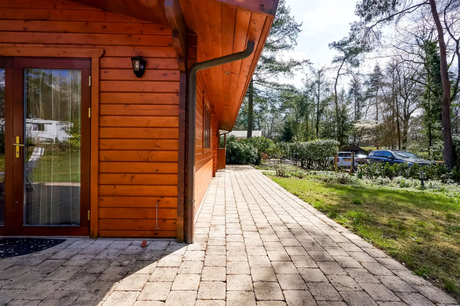 Finse Bungalow in Holten-Gardens summer