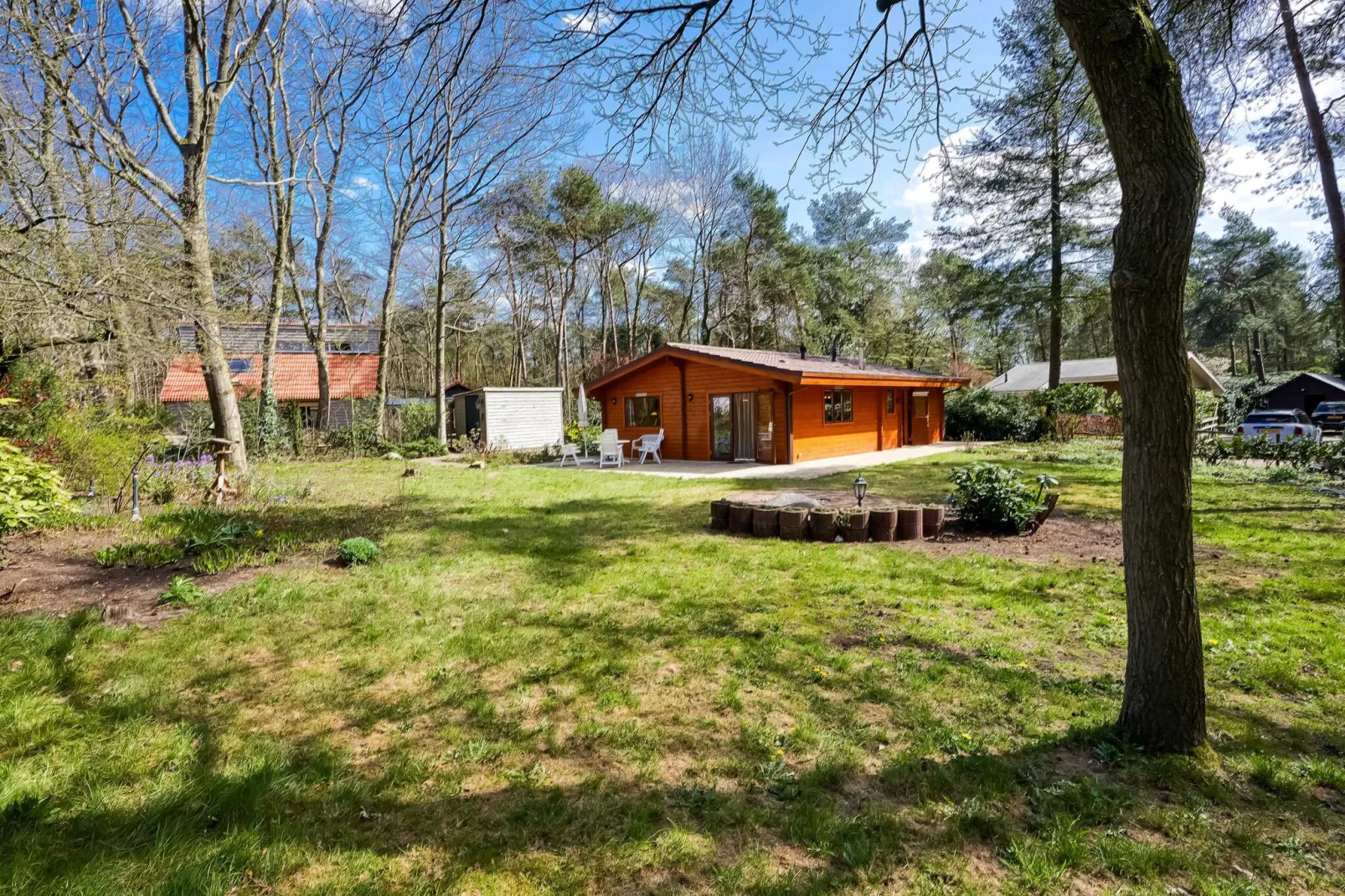 Finse Bungalow in Holten-Gardens summer