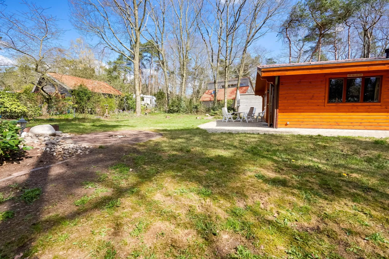Finse Bungalow in Holten-Gardens summer