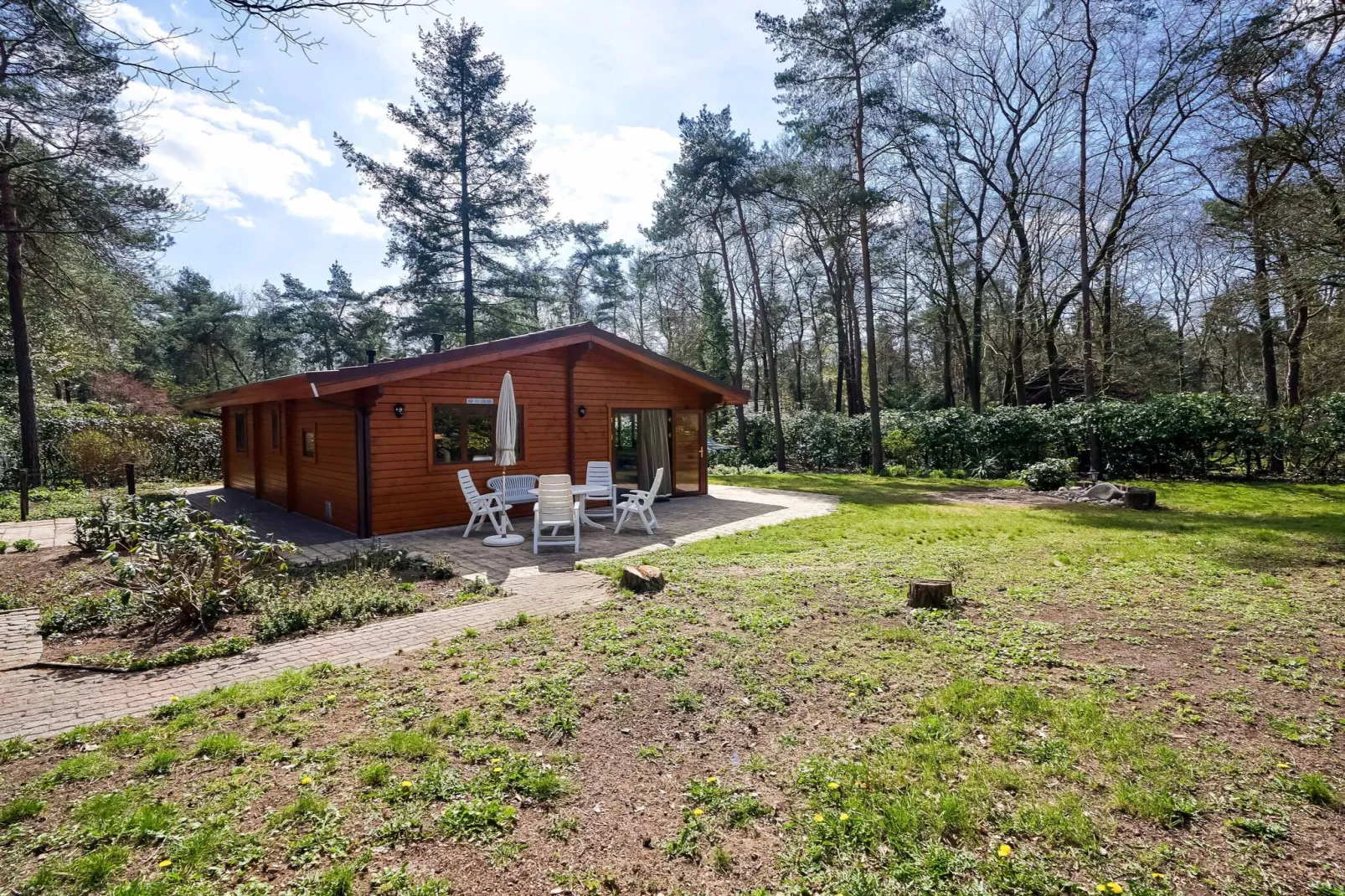 Finse Bungalow in Holten-Exterior summer