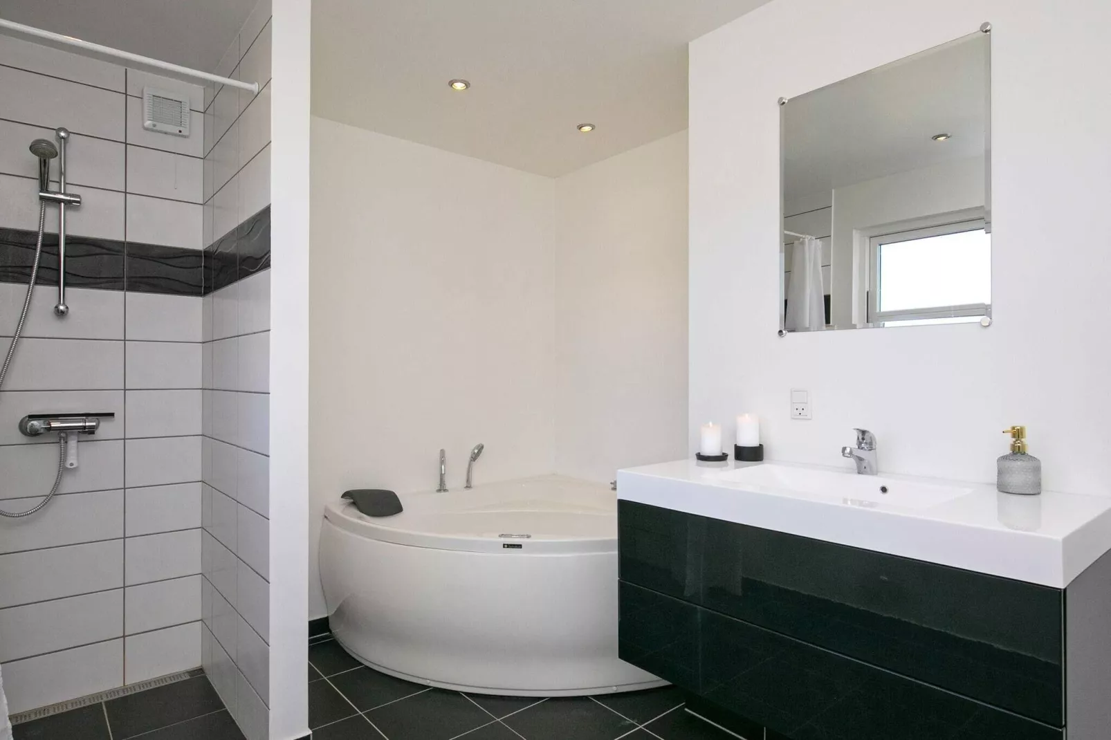 Refuge en bord de mer avec jacuzzi-By Traum-Intérieur