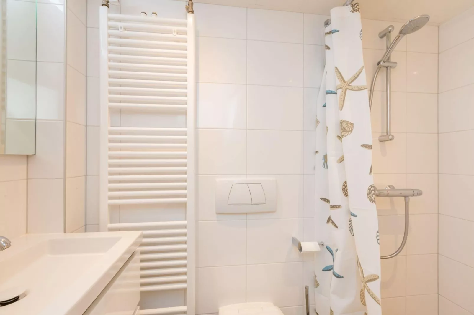Kurhaus- appartement 5 Zoutelande-Bathroom