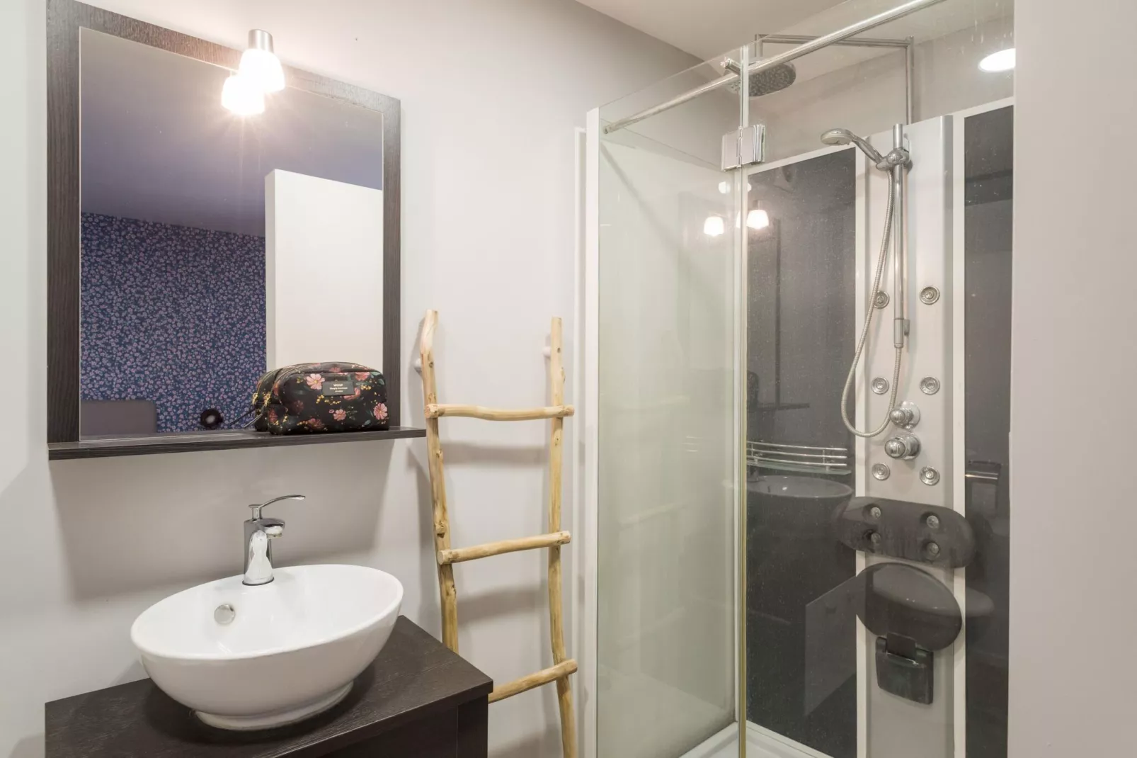 Lovely holiday home near Joset Alain-Bathroom