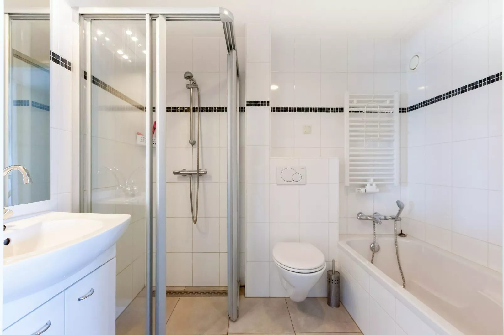 Lyts Sypenstien-Bathroom