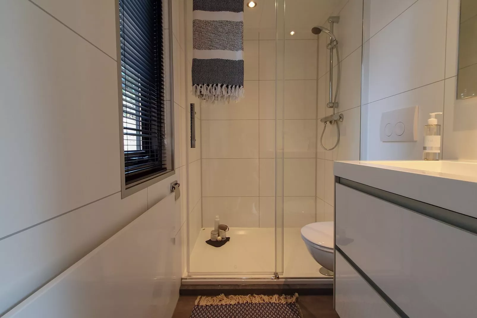 Resort Maasduinen 13-Bathroom