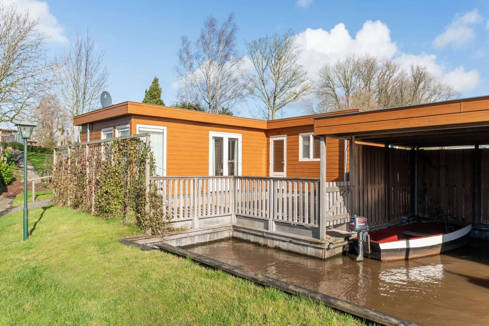 Luxe Chalet 15 in Bantega met sloep 8pax-Reception hall