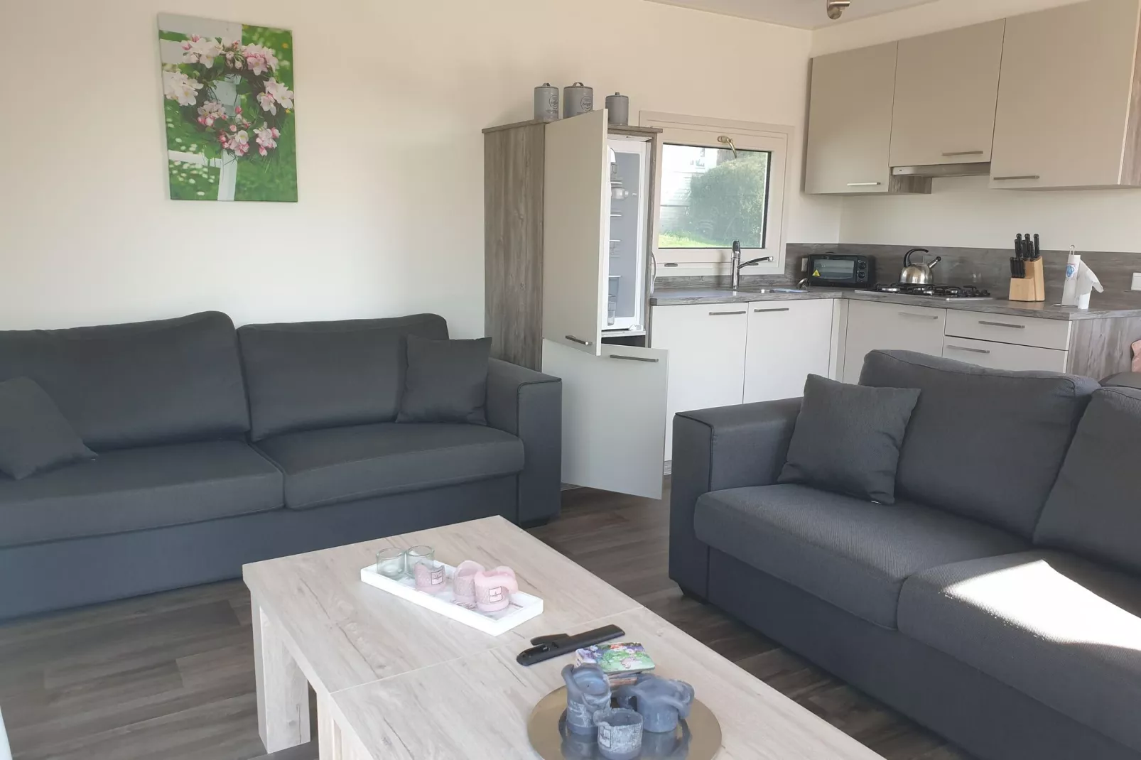 Luxe Chalet 15 in Bantega met sloep 8pax-Living room