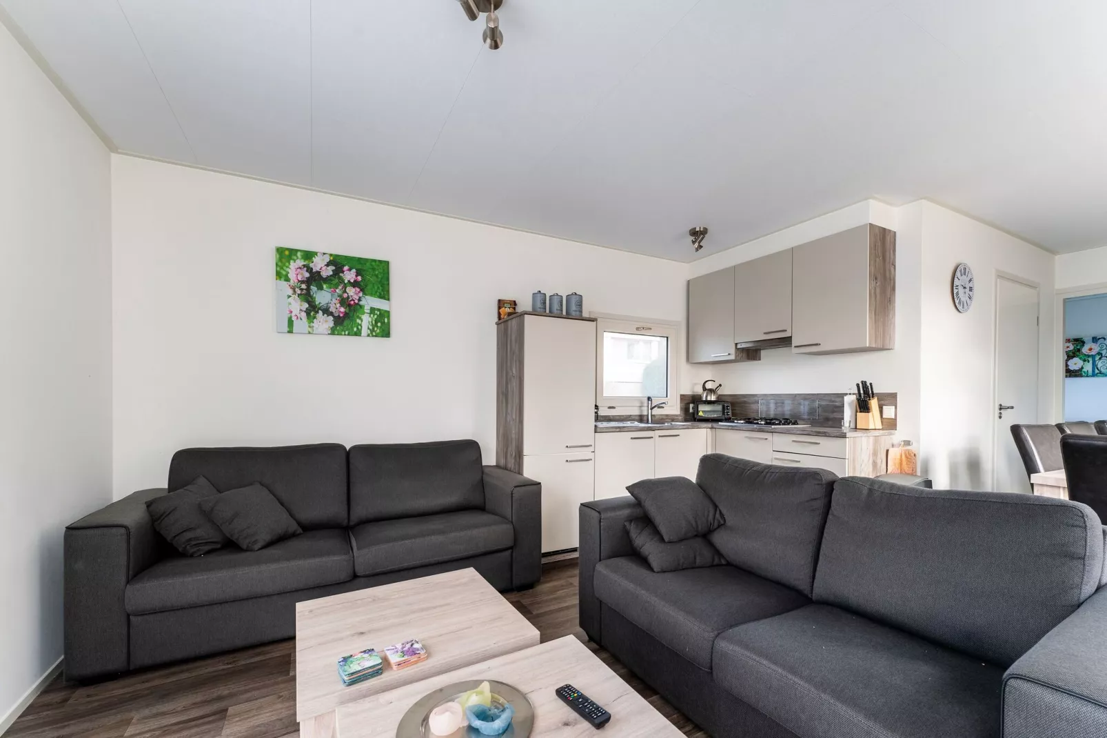 Luxe Chalet 15 in Bantega met sloep 8pax-Living room