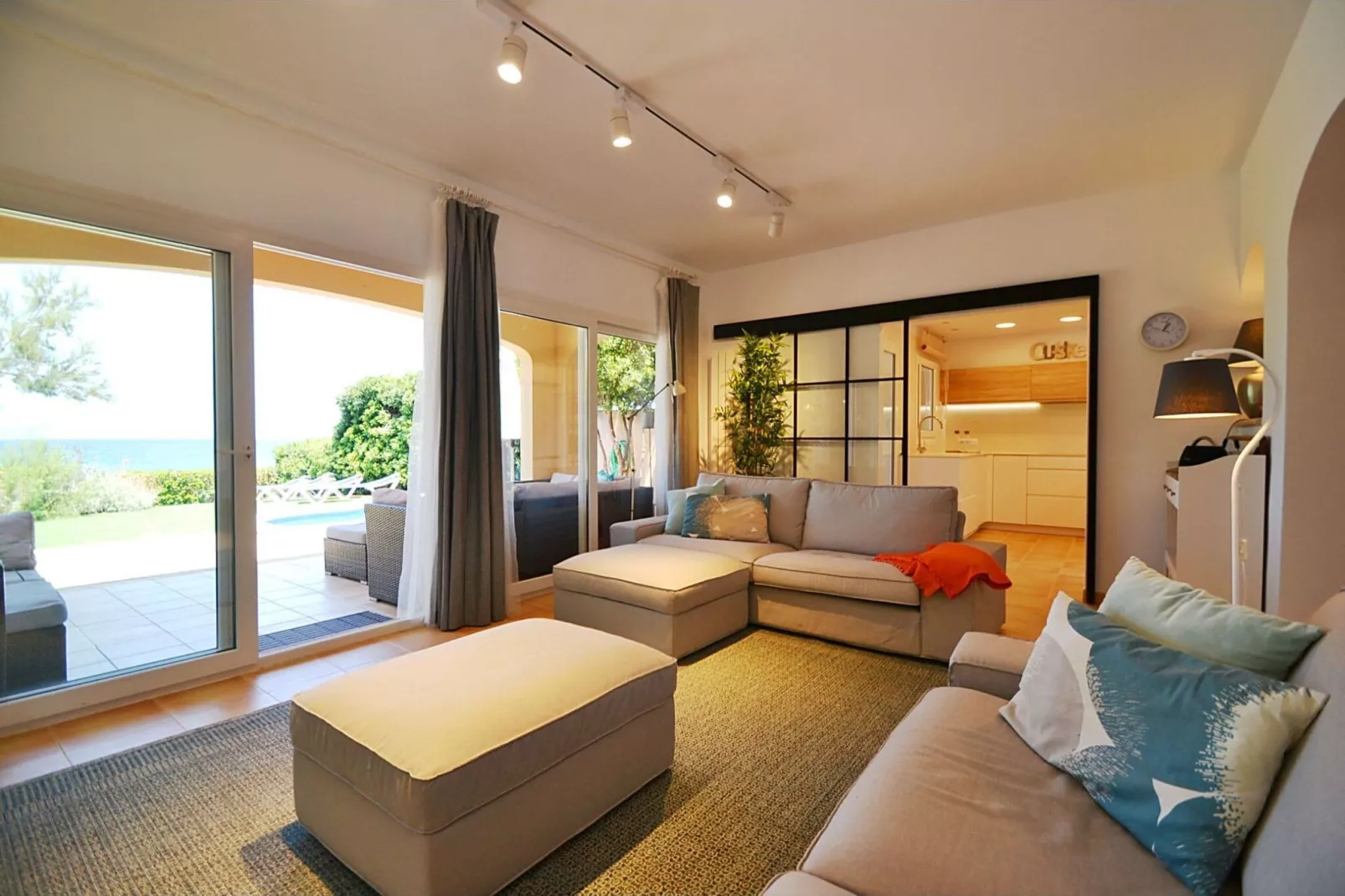 Embat-Living room