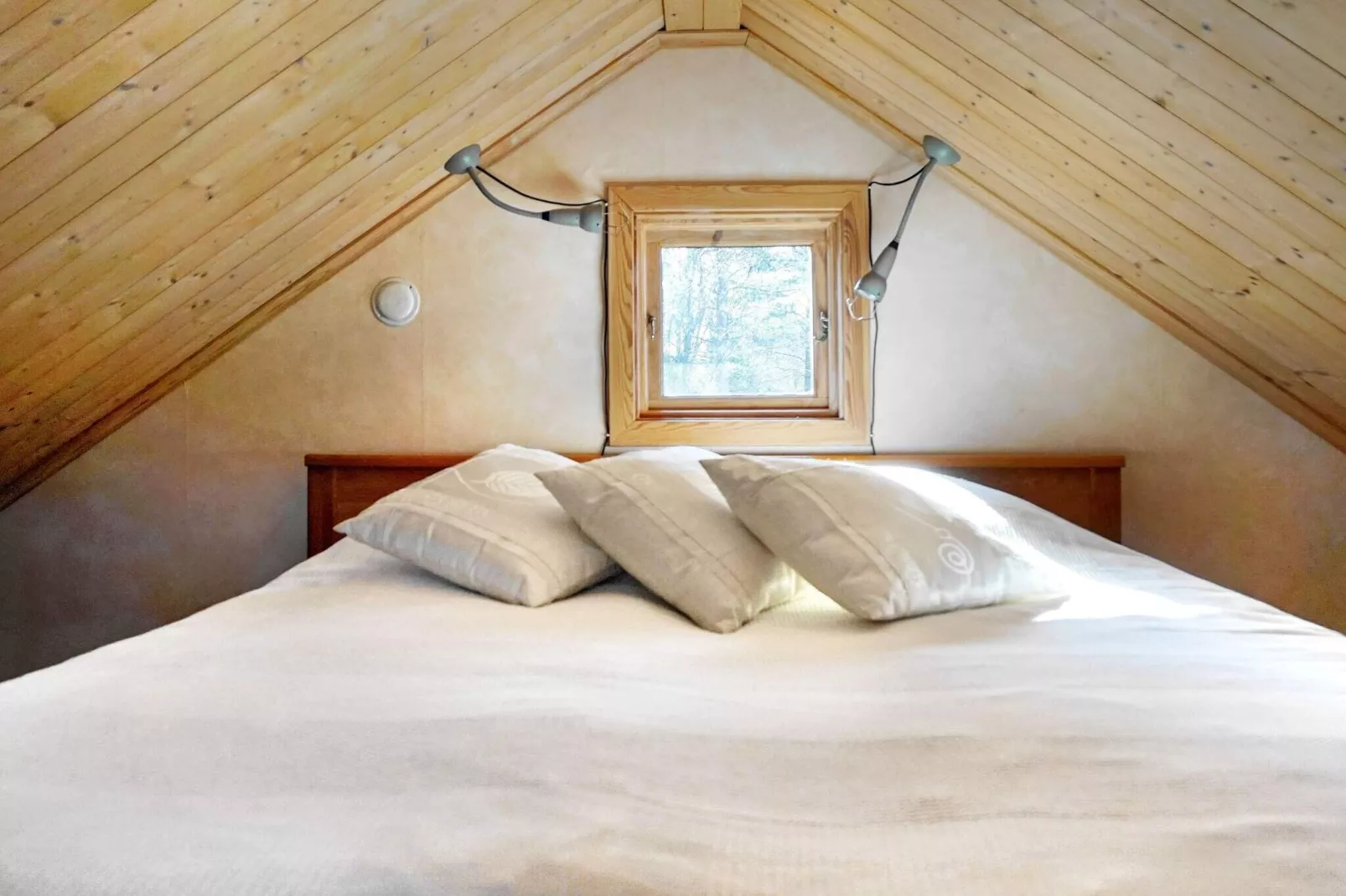 Seaside Charm in Flaton Retreat-By Traum-Indoor