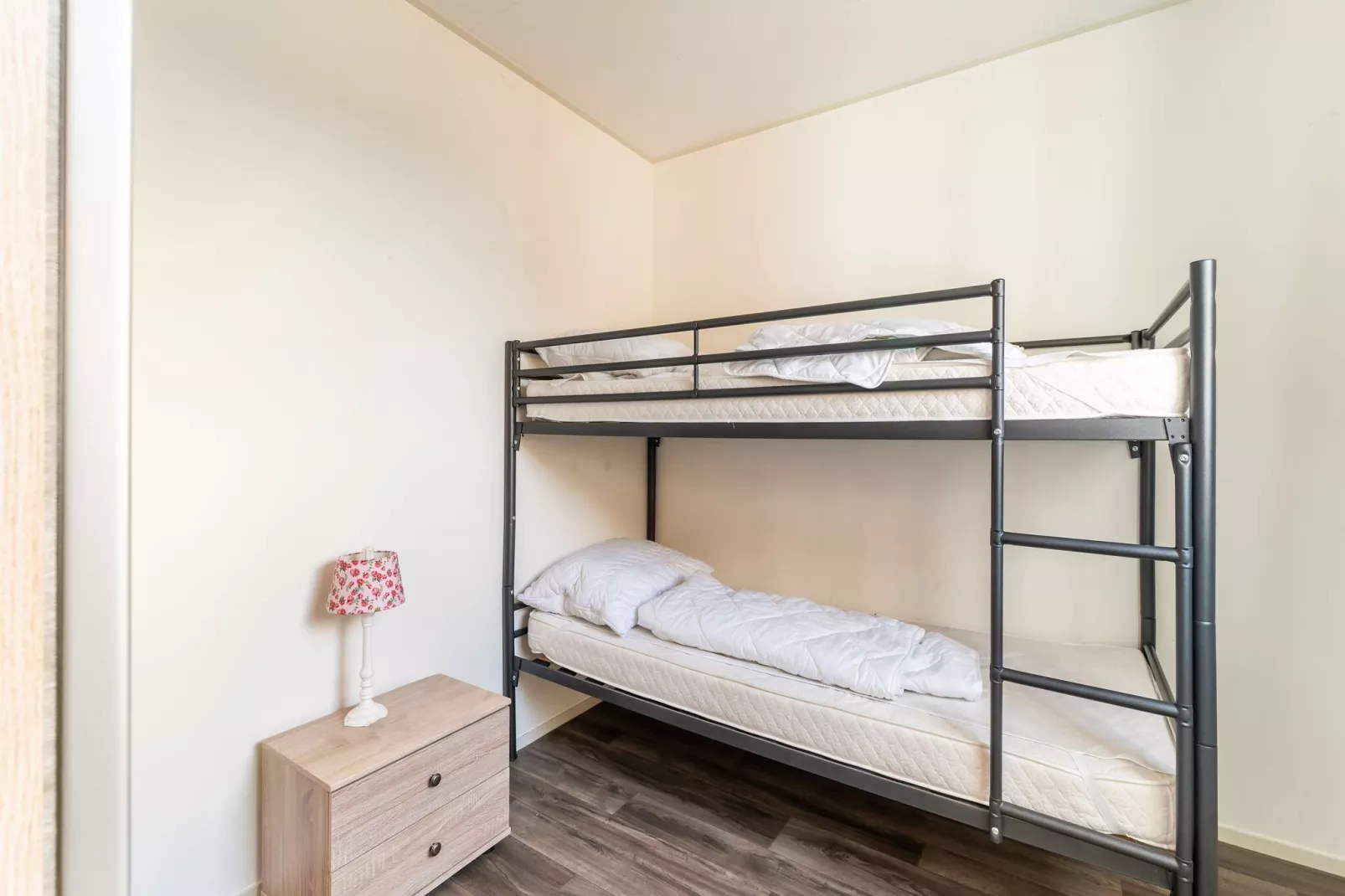 Luxe Chalet 15 in Bantega met sloep 8pax-Bedroom