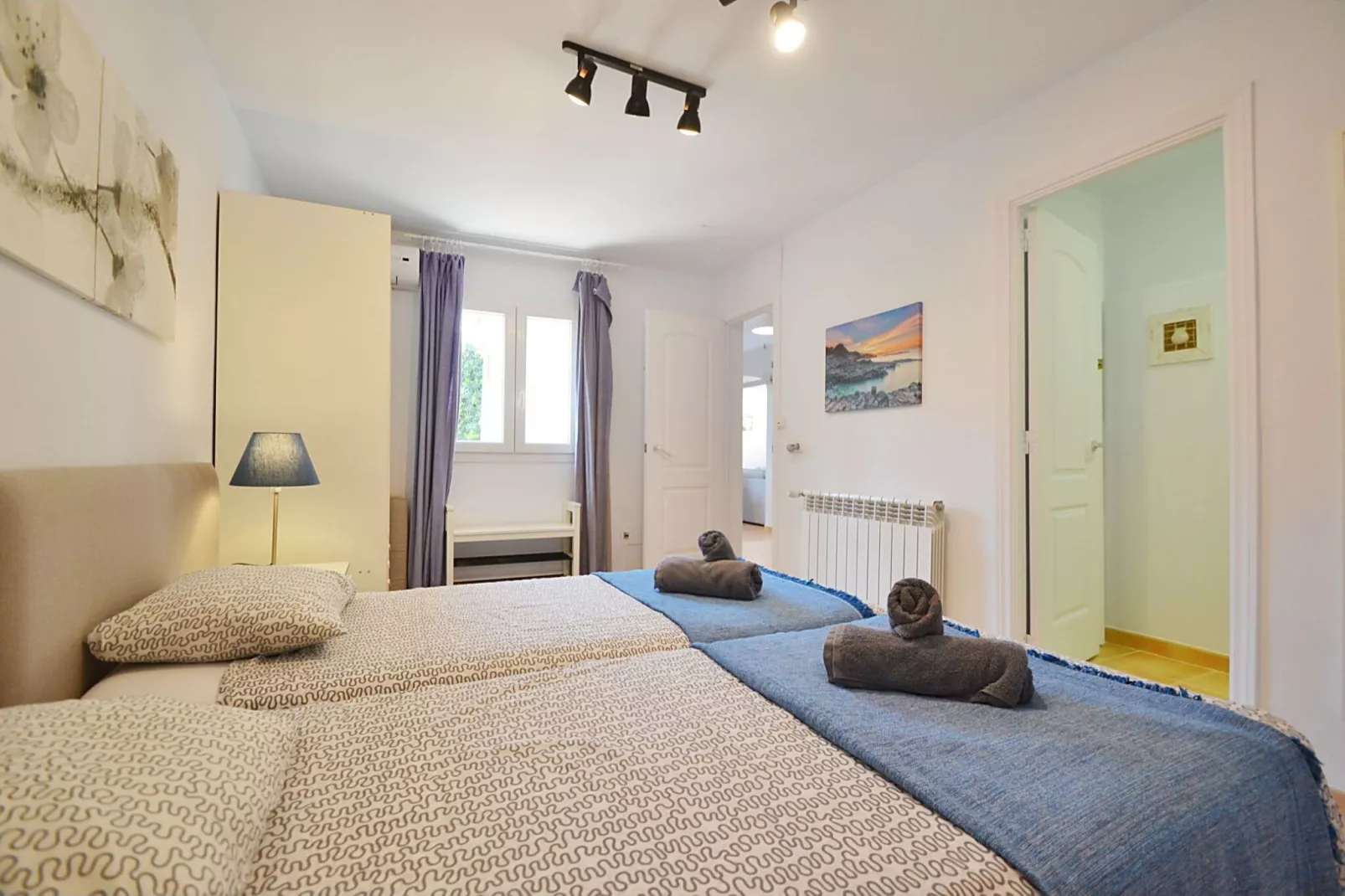 Embat-Bedroom