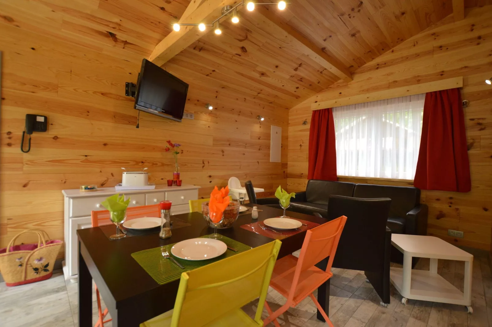 Le Chalet Chaleureux A-Dining room