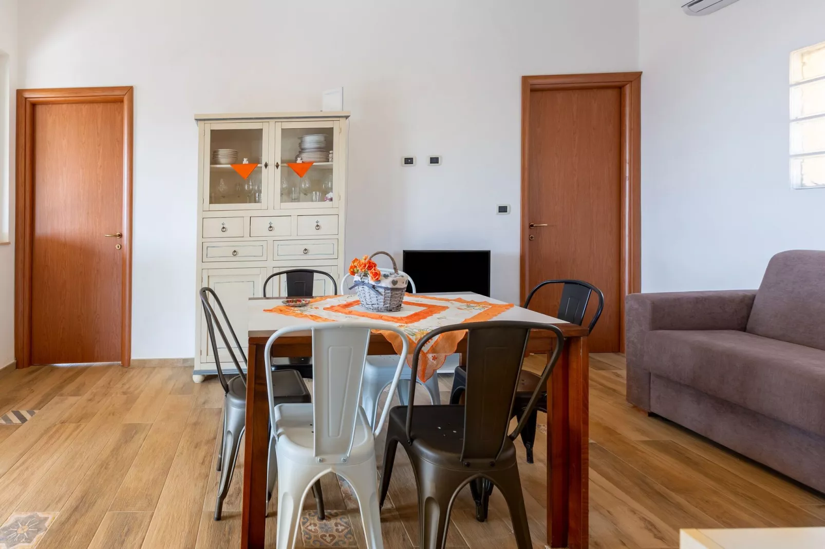 Casa Intera per 12 Persone-Living room