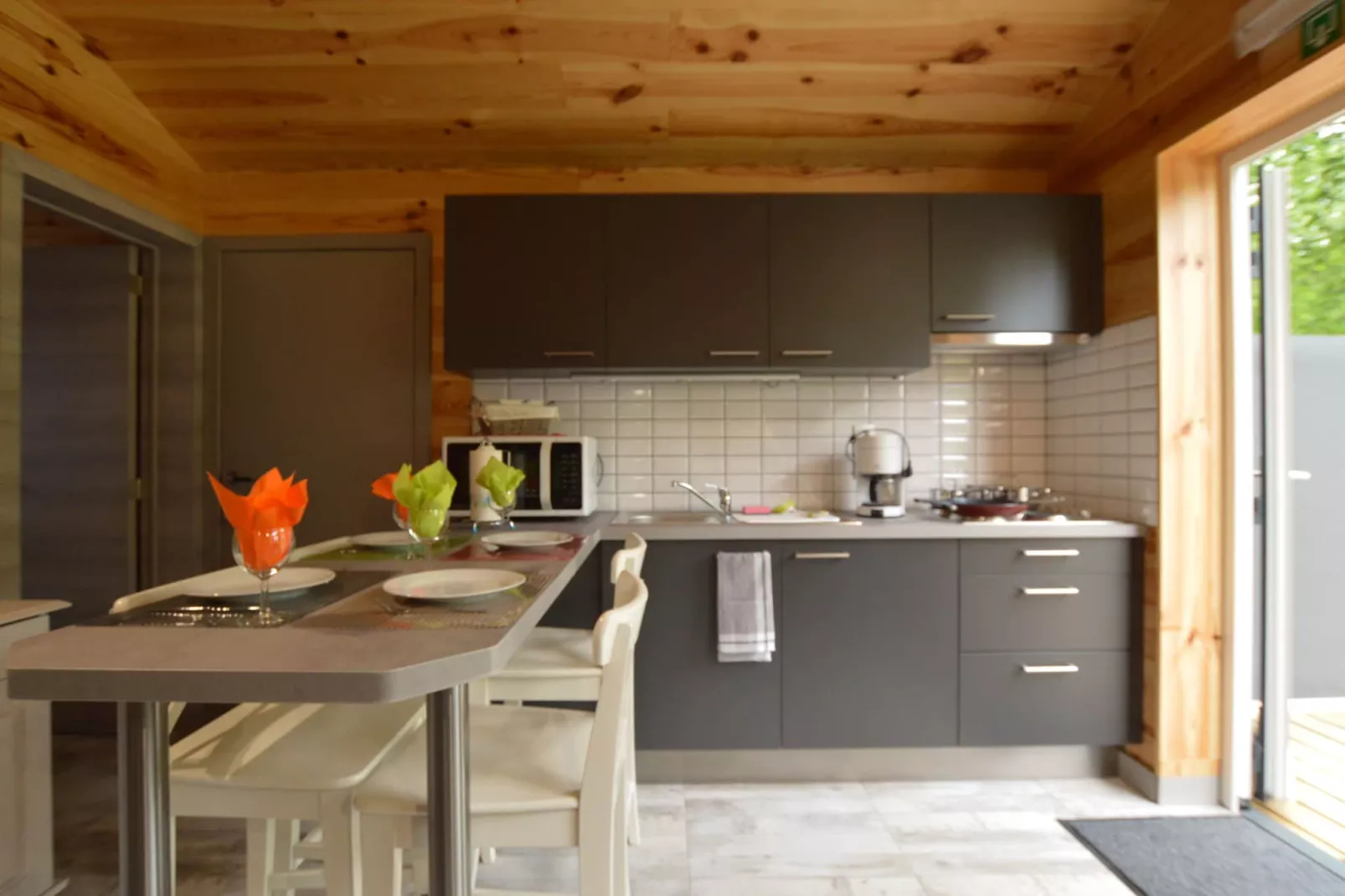 Le Grand Chalet Chaleureux-Kitchen