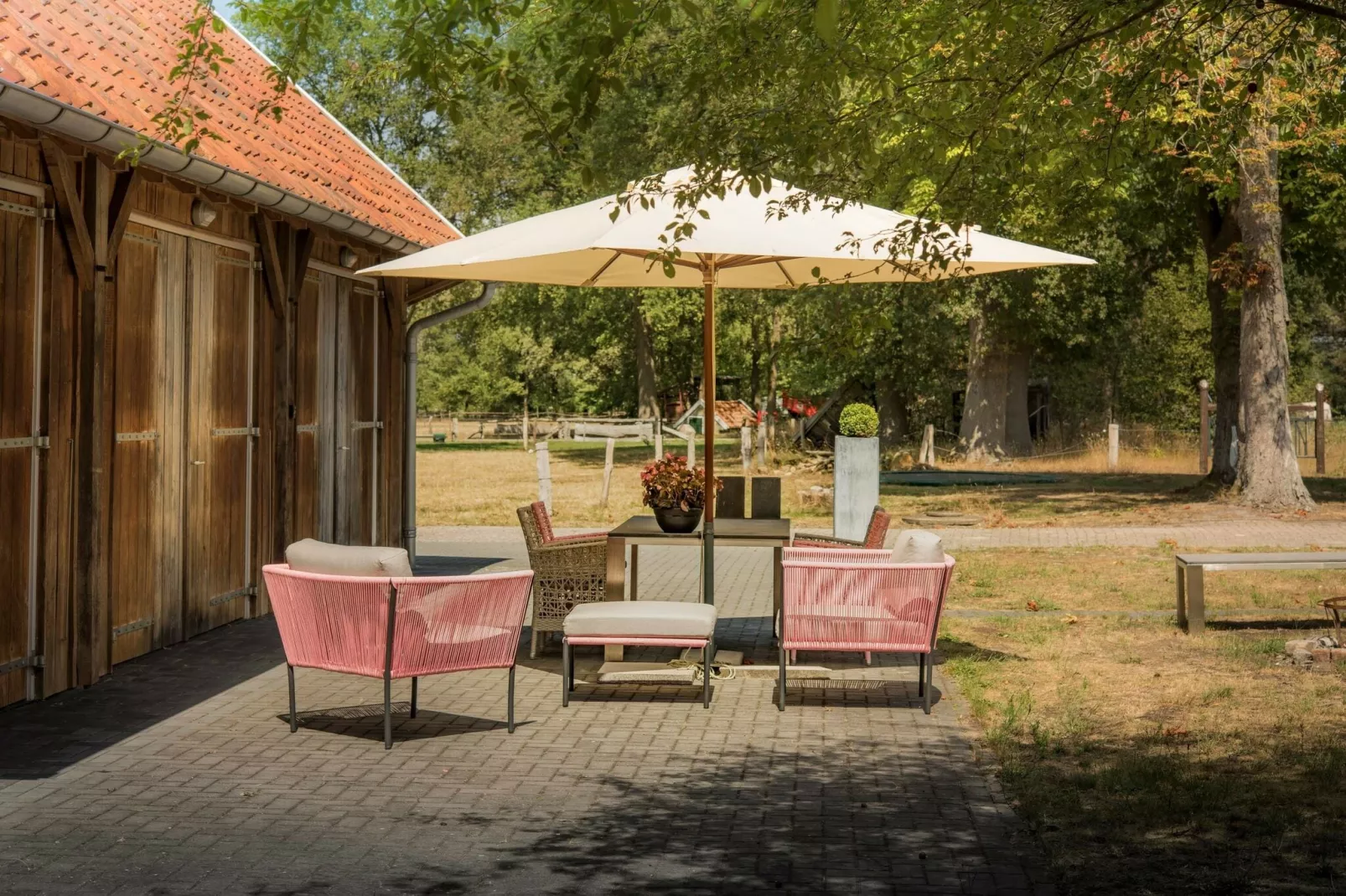 Design Farmers Barn Twente met Hottub-Gardens summer
