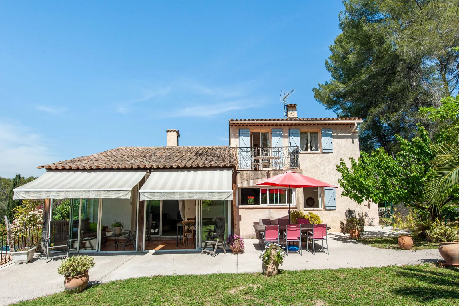 Mougins-Exterior summer