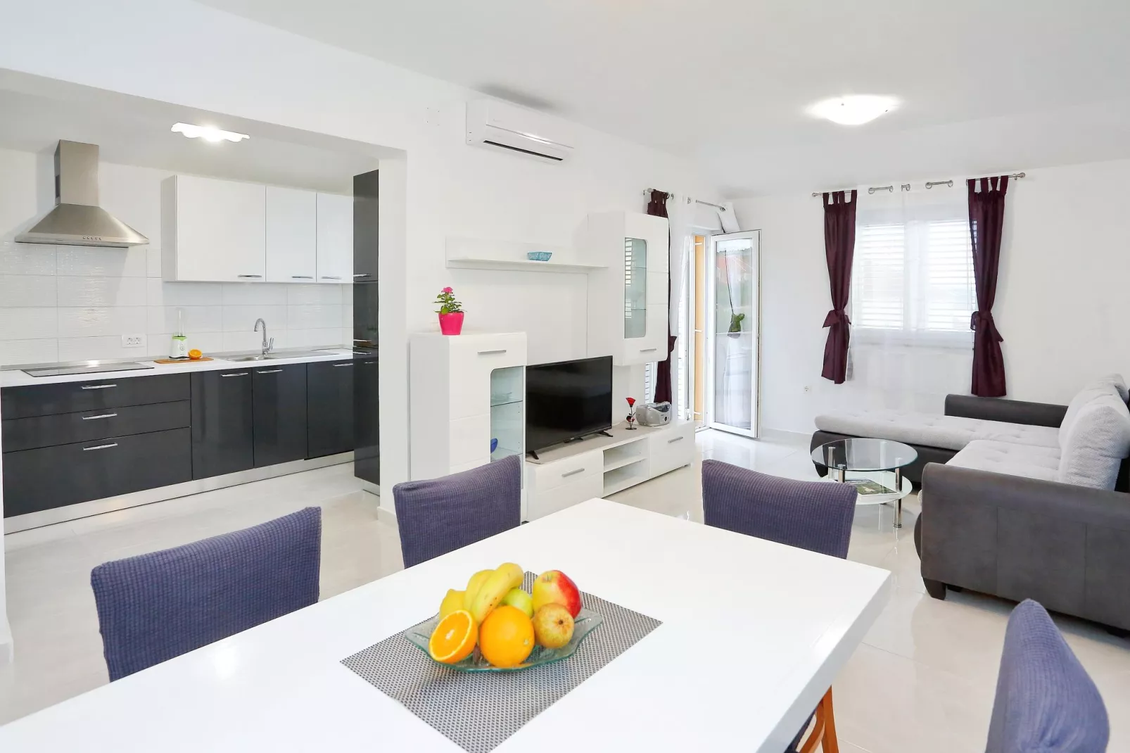 Holiday home Nekic-Dining room
