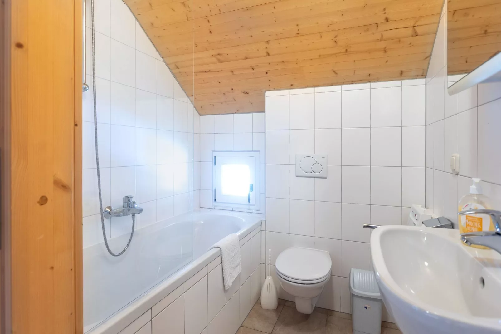 Chalet Pakenham-Bathroom