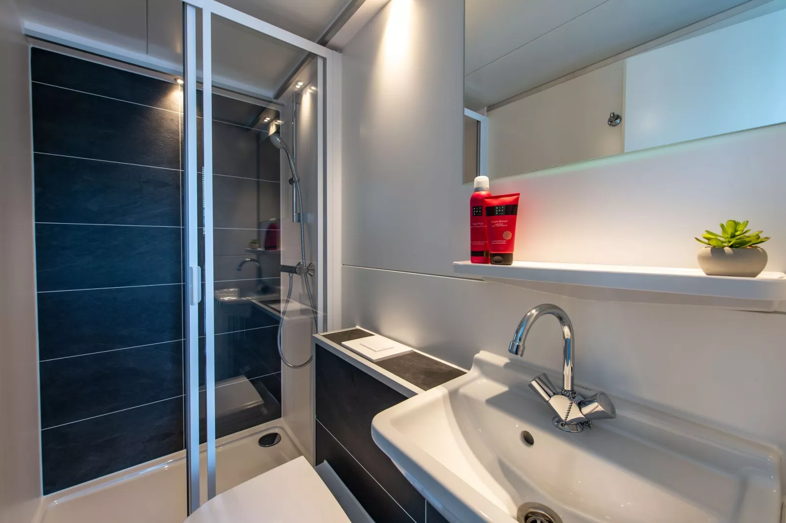 Waterlodge Blue Island-Bathroom