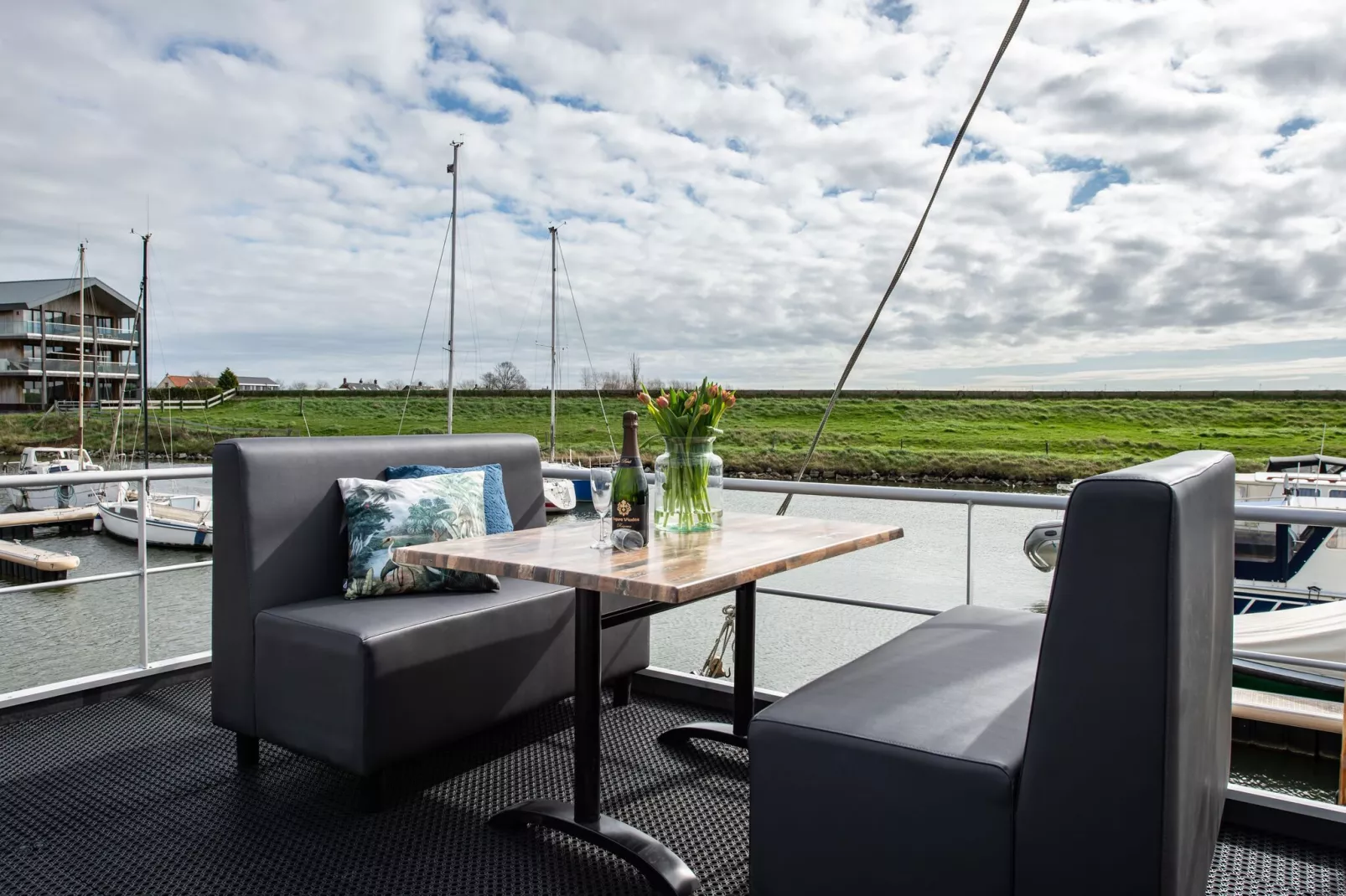 Waterlodge Blue Island-Terrace balcony