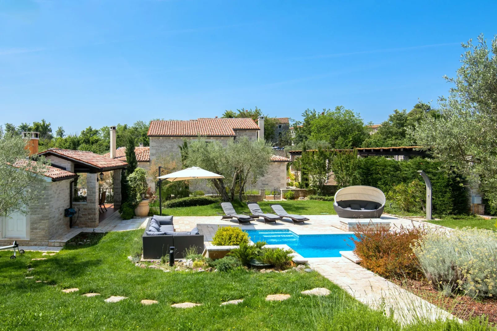 Villa Experience-Gardens summer
