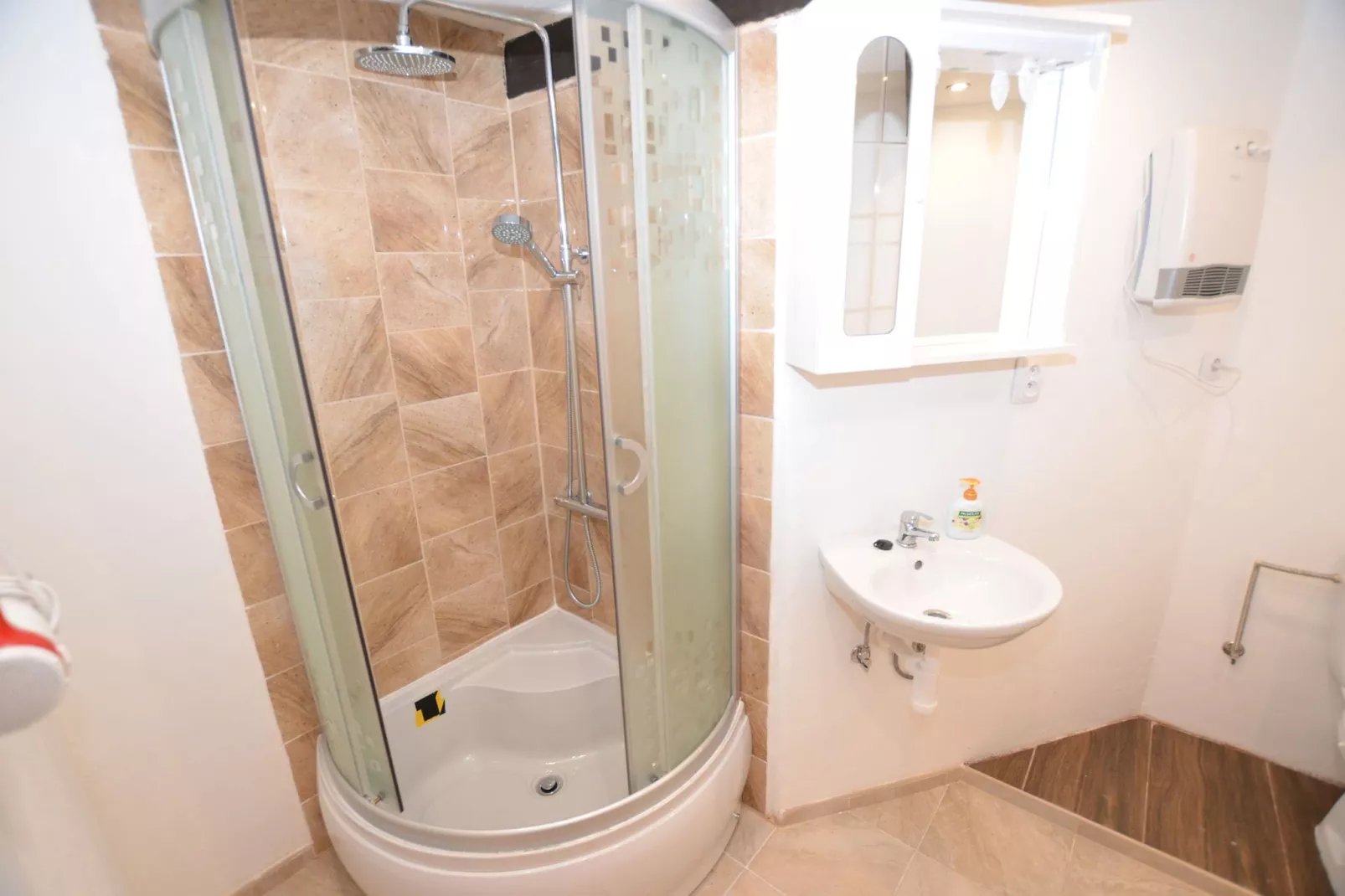 Richard-Bathroom