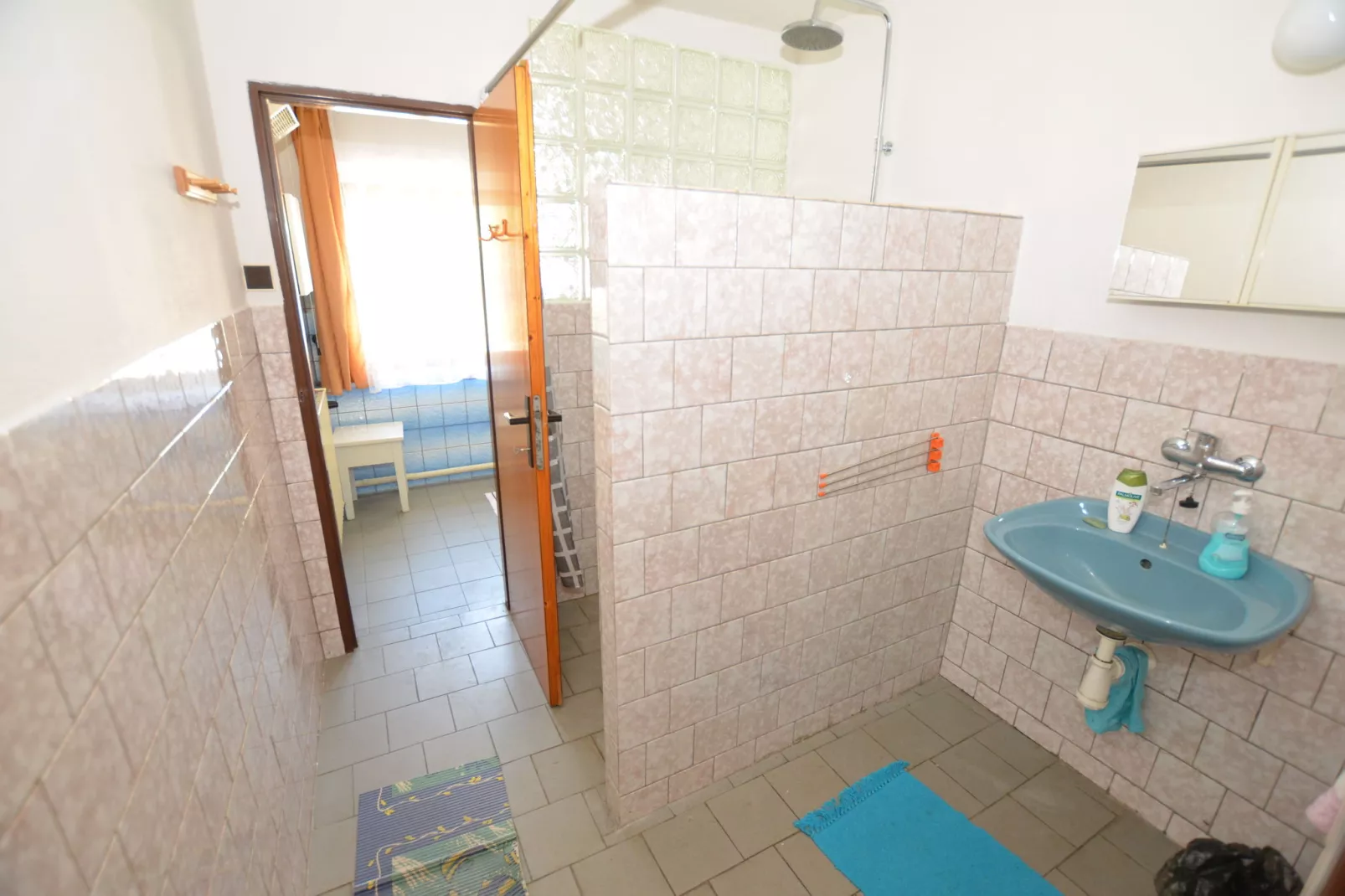 Richard-Bathroom