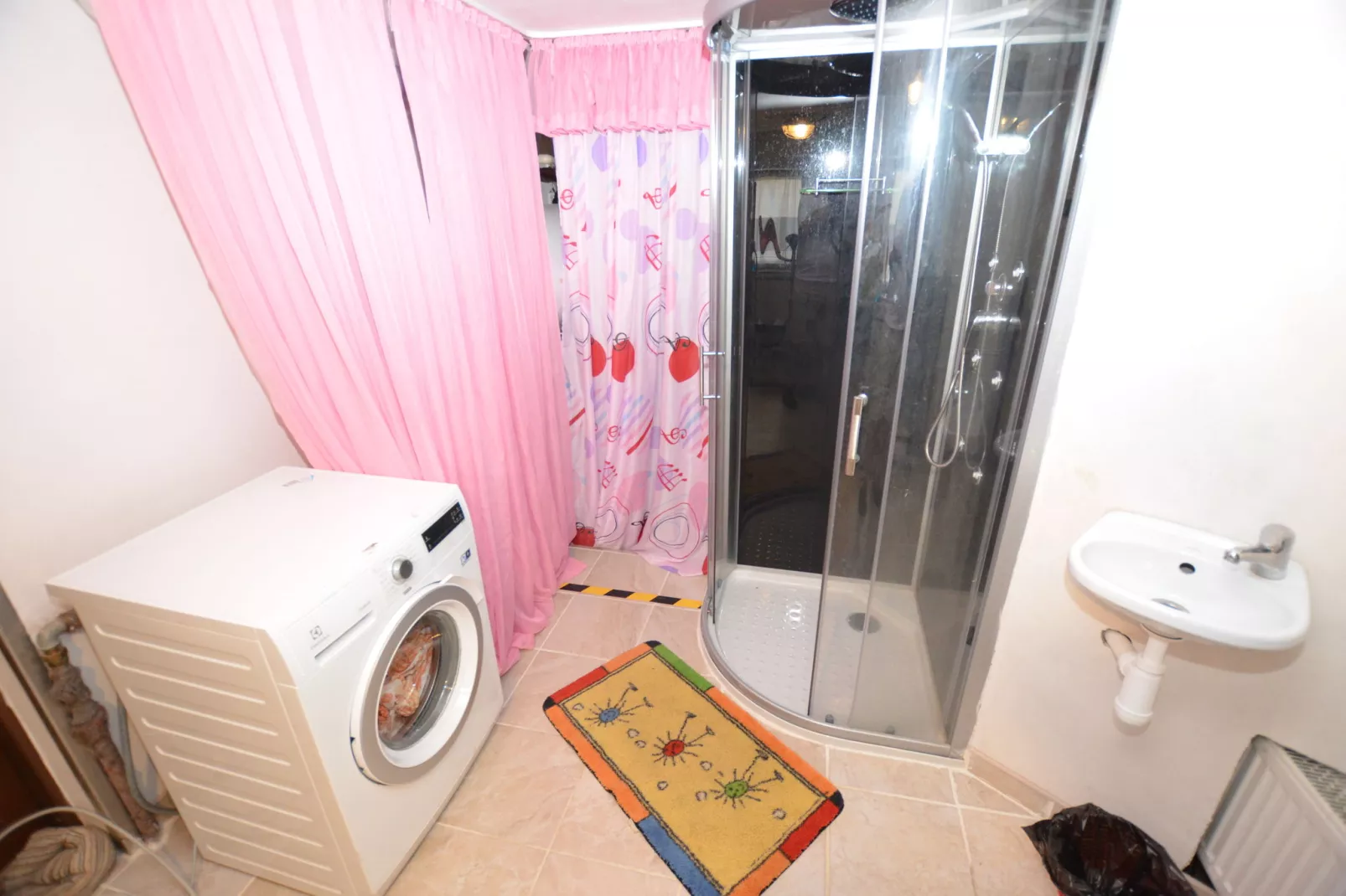 Richard-Bathroom