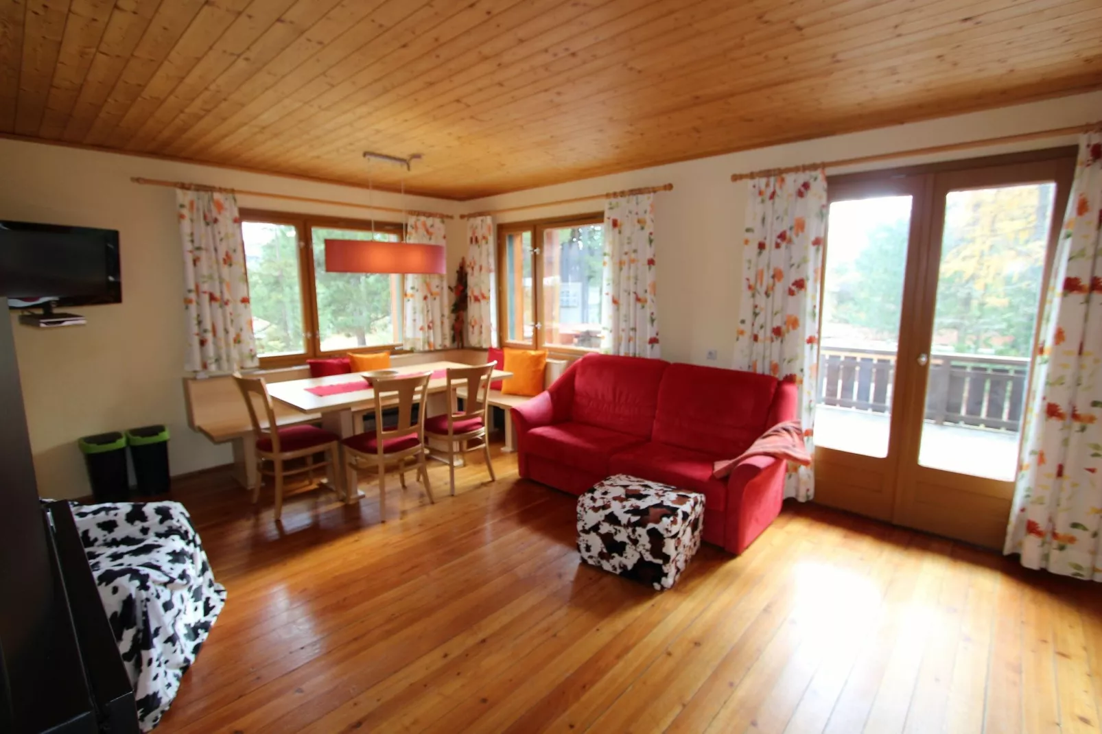 Haus Alpenröslein-Living room